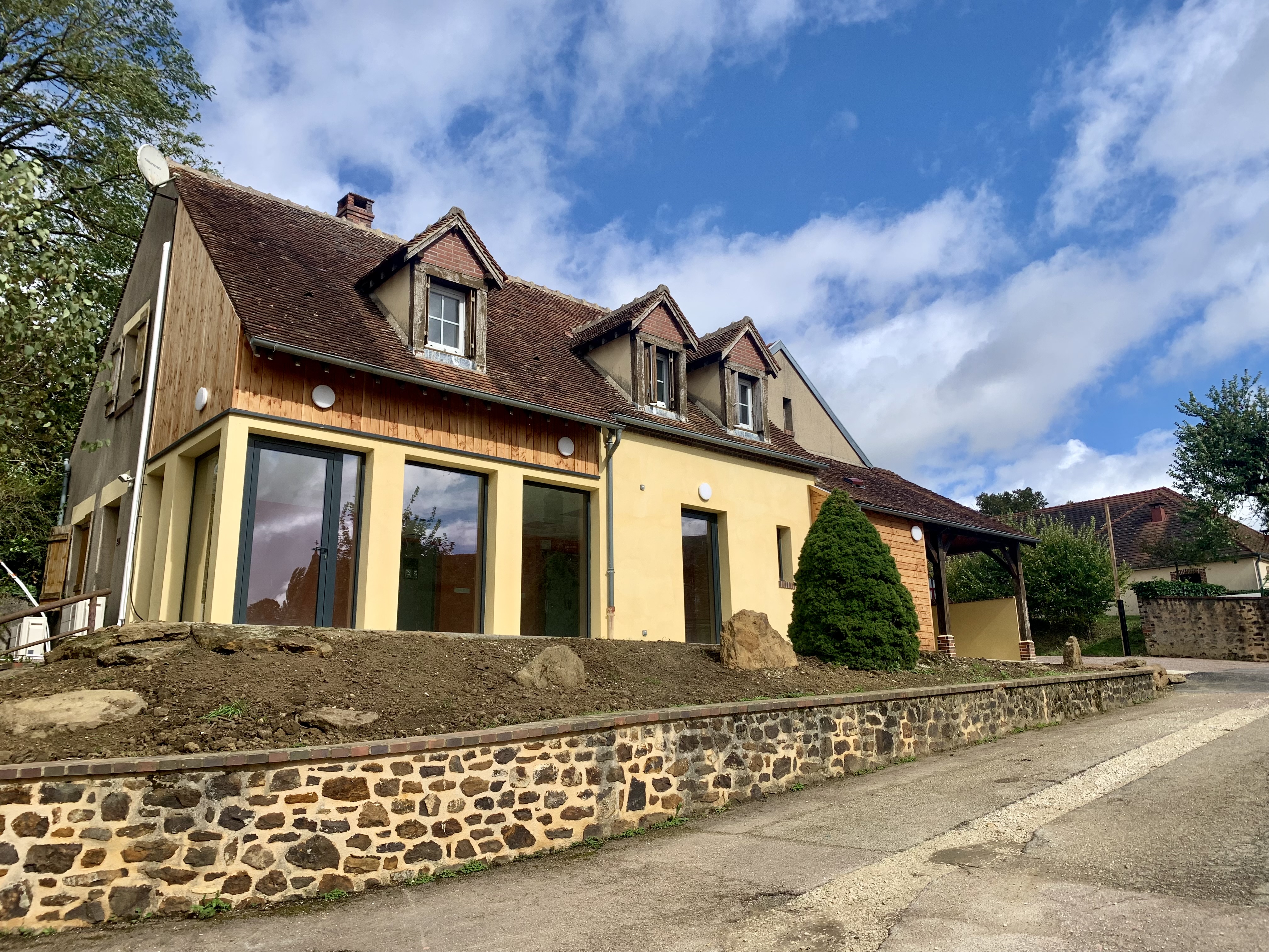 Nouvelle annonce :

La commune de Saints-en-Puisaye recherche Boulanger.e Pâtissier.e pour un bail commercial.

Dans un local totalement refait à neuf, avec laboratoire boulangerie et pâtisserie répondant aux nouvelles normes, équipé de son matériel. Possibilité d’y ajouter une restauration rapide, la vente d’épicerie, de journaux et d’y créer un relais colis. 
Pas de fonds de commerce à acquérir. Fort potentiel avec un camping, une école et une forte vie associative communale.
Le bail commercial comprendra également le logement T4 au-dessus du commerce également réhabilité. 

Si vous êtes intéressé, n’hésitez pas à contacter la mairie de Saints-en-Puisaye au 06.75.22.29.62 03.86.45.55.72 ou par mail mairiesaints@orange.fr. Pour plus d’information sur la commune : https://www.saints-en-puisaye.fr/