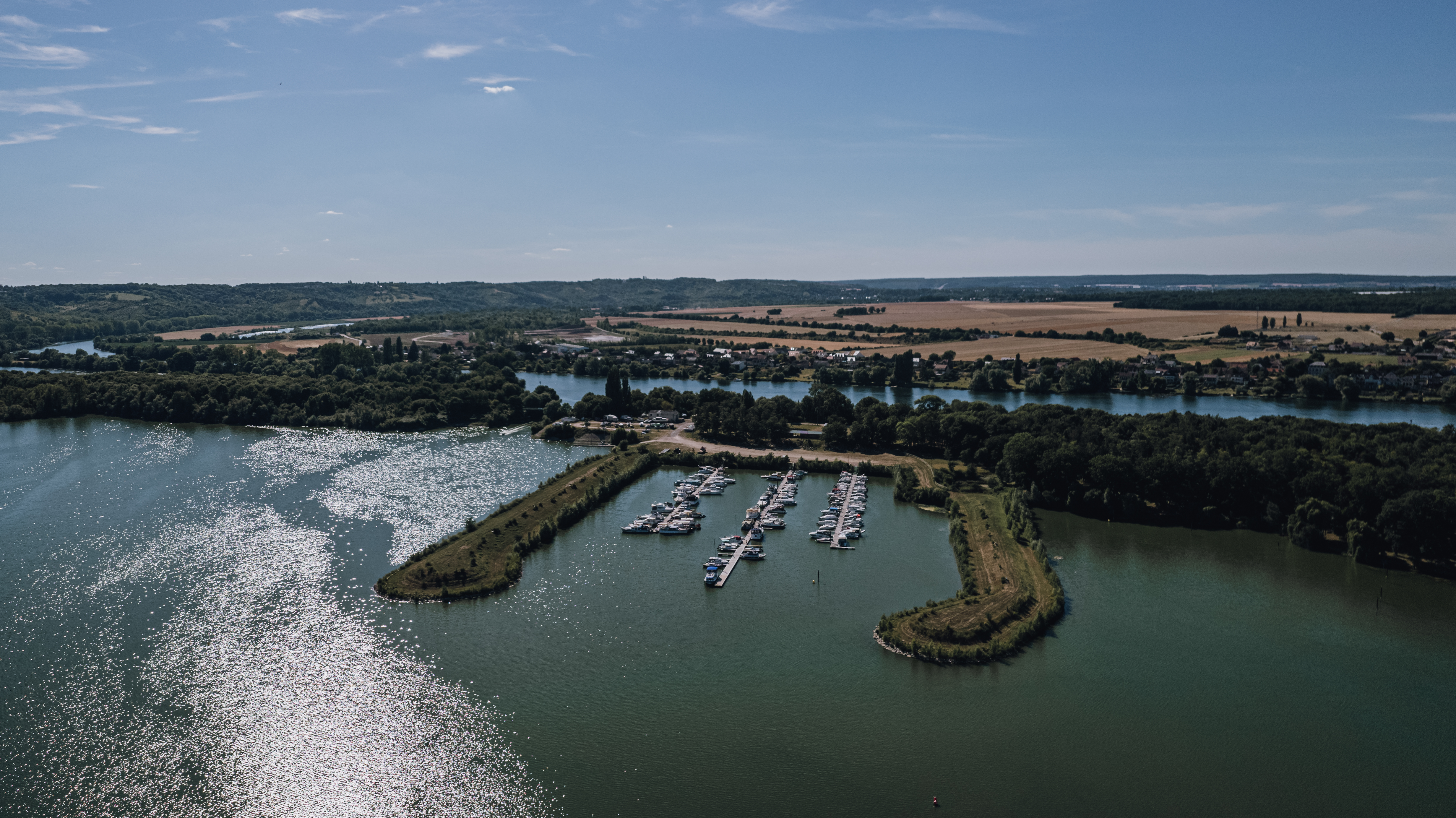 L’Agglomération Seine-Eure recherche un opérateur pour exploiter et animer un port de plaisance avec activités touristiques à Venables, bénéficiant d’une localisation stratégique et d’un cadre naturel remarquable.

Description du bien :

L’Agglomération Seine-Eure lance un Appel a Manifestation d’Intérêt (AMI) pour identifier un opérateur afin de développer, gérer et animer un site portuaire stratégique en bord de Seine. Le projet s’étend sur 78 hectares et s’inscrit au cœur d’un environnement naturel remarquable au sein de l’un des principaux axes fluviaux touristiques français.

L’AMI vise à sélectionner un ou plusieurs opérateurs capables de porter un projet touristique global structuré autour de trois composantes :

- L’exploitation et l’animation du port de plaisance : accueil des plaisanciers, gestion des amarrages, entretien des infrastructures, sécurité et animation du site. En complément, l’operateur pourra développer une offre de restauration, organiser des évènements culturels ou festifs et aménager des espaces dédiés aux groupes, séminaires et ateliers.

- Des activités nautiques et de loisirs : location de canoés, kayaks, paddles, pédalos, bateaux promenades ou toute autre activité compatible avec le site. Les pratiques douces et le tourisme durable, accessibles a un large public, sont privilégiés.

- Des hébergements flottants ou insolites : installation d’hébergements légers en harmonie avec le site, répondant à quatre exigences : insertion paysagère exemplaire, normes de sécurité et d’accessibilité, démarche écoresponsable, préservation des milieux naturels.

Grâce à cet AMI, l’Agglomération Seine-Eure ambitionne de créer une destination de loisirs et de tourisme fluvial attractive et innovante, valorisant durablement les espaces naturels de la vallée de la Seine au bénéfice des habitants comme des visiteurs.

Surface totale :

78 000 m² 

Localisation :

Le site bénéficie d'un positionnement géographique stratégique en Normandie, au cœur de l'Eure, au sein d'une communauté d'agglomération dynamique de 60 communes et près de 105 000 habitants. Il se trouve sur l'axe Paris-Rouen-Côte normande, en vallée de la Seine, et est accessible :

- Par la route : autoroute A13, desservant l'ensemble du territoire entre Paris et la Normandie ;
- Par le train : bonne desserte ferroviaire du secteur depuis Paris et Rouen ;
- Par voie fluviale : situation directe sur la Seine, étape sur l'un des principaux axes de navigation touristique français ;
- À proximité : itinéraire national La Seine à Vélo, circuits de randonnée et de trail, sites touristiques majeurs (Giverny, Château Gaillard).

Conditions d'acquisition :

Appel à Manifestions d'Intérêt - Date limite des candidatures : 7 Juillet 2026
Nous consulter pour plus d'informations

Caractéristiques / Atouts :

- Cadre naturel d'exception
- Zone constructible pour hébergements flottants/insolites
- Potentiel de développement multi activités