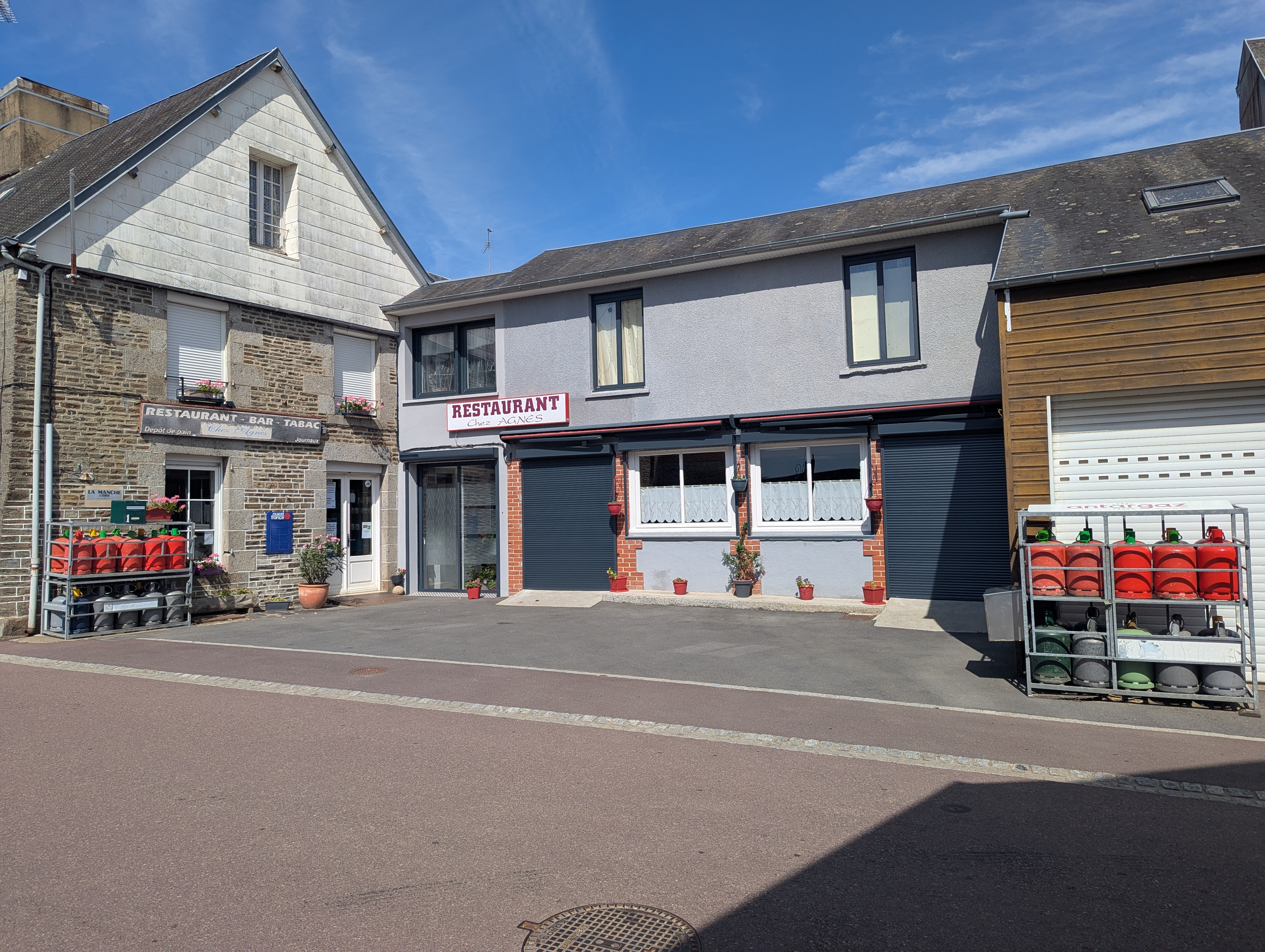 A vendre fond de commerce bar, restaurant, épicerie et multiservices (dépôt de pain, journaux, gaz...) + autres services pouvant être développés.

L'établissement comprend :

- une salle de restauration d'environ 150m2 avec cheminée pour griller et four à pain fonctionnant à l'électricité.
- une espace bar
- une activité multiservices 
- des espaces de stockage 
- chaudière fioul
- volet anti infraction 

Location des murs avec bail commercial.

Le bien comprend également une maison d'habitation de 160m2 avec 3 chambres (possibilité d'en faire 4) + garage

Établissement prêt à être exploité immédiatement 

Prix de la location 920€ l'ensemble+ 20€ d'ordures ménagères.

Pour plus d'informations ou organiser une visite, n'hésitez pas à me contacter.