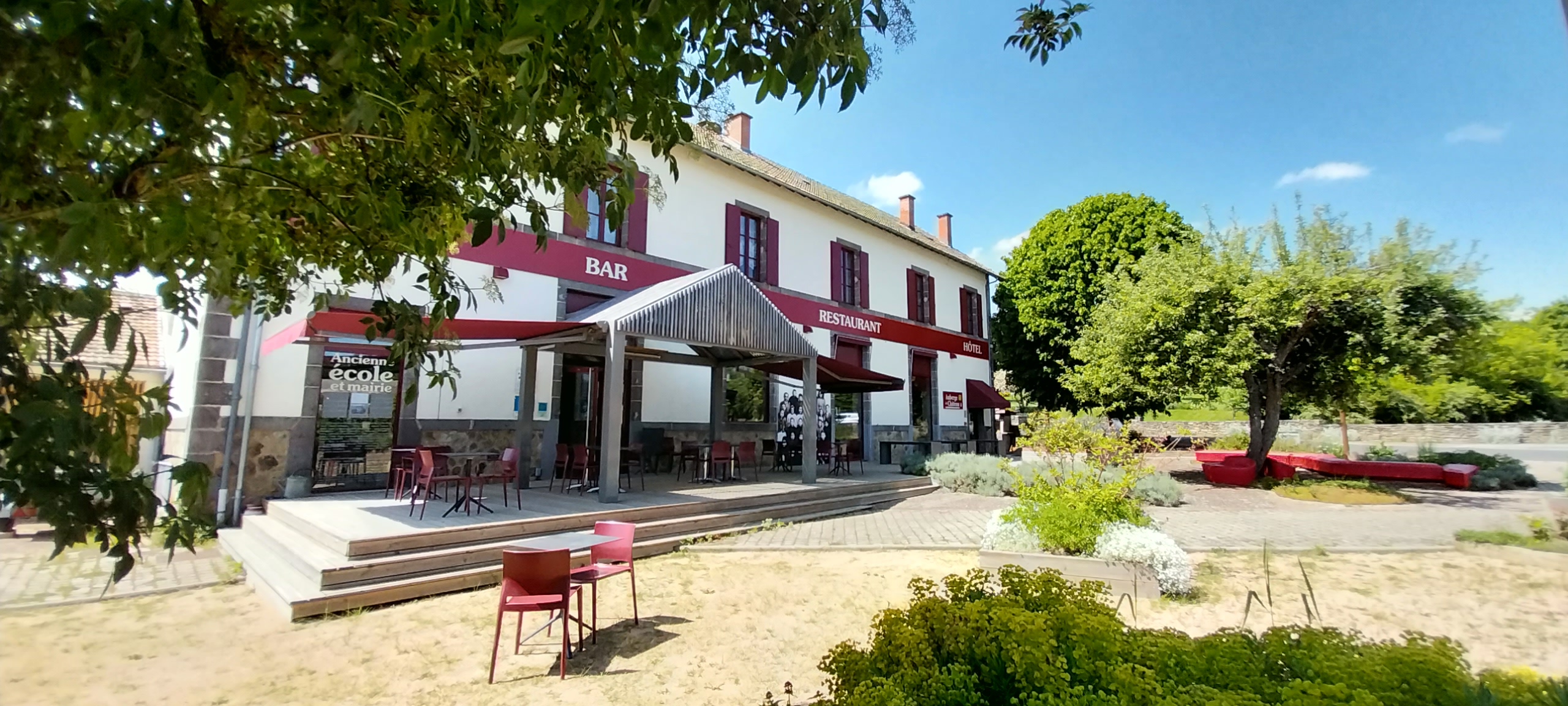 A vendre fonds de commerce Restaurant, Bar et petit Hôtel 3* situé dans le secteur touristiques Combrailles Auvergne, à proximité des gorges de la Sioule et du Château Rocher. La salle de restauration a une capacité de 38 couverts, la salle de bar et petit déjeuner 12 couverts, une grande terrasse de 120 m² permet d’installer des couverts supplémentaires. L’établissement possède également 4 chambres exploitées actuellement en chambres d’hôtel avec une grande facilité de stationnement. Aucuns travaux à prévoir car l’établissement a été entièrement rénovée et modernisée en 2020 avec mises aux normes. L’établissement est labellisé LOGIS avec une excellente réputation « Cosy » pour l’hôtel et « terroir » pour le restaurant. 
Loyer des murs 813 euros TTC comprenant le restaurant + bar + hôtel + appartement T3. Gros potentiel de développement, chiffre d’affaires en constante progression. Idéal couple de restaurateur + saisonniers. Chiffres et infos supplémentaires après contact sérieux.