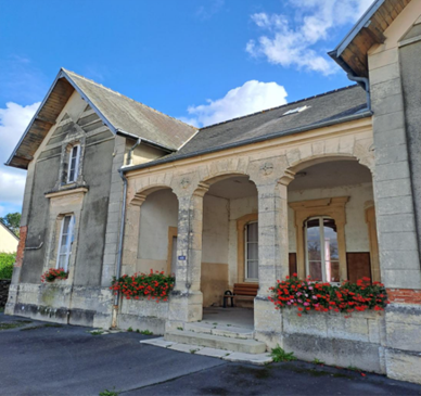 Appel à projets – Opportunité d’implantation en milieu rural dynamique

Valorisation d’un bâtiment communal – Saint-Paul-du-Vernay (Calvados)

Implantez et développez votre activité dans un cadre porteur

La commune de Saint-Paul-du-Vernay lance un appel à projets pour la réhabilitation et l’exploitation d’un bâtiment communal stratégique (ancienne école), avec pour ambition d’accueillir une activité pérenne, innovante et génératrice de valeur locale.

📍 Un territoire attractif et accessible

Située au cœur du Bessin, à proximité immédiate de la Forêt domaniale de Cerisy et du Château de Balleroy, la commune bénéficie :

D’un environnement rural recherché
D’une vie locale active et structurée
D’une fréquentation touristique à proximité
D’un bassin de vie en demande de nouveaux services

👉 Localisation visible en bordure de la D99, axe de passage local.

🏢 Un actif immobilier à fort potentiel

Ancienne école de caractère (fin XIXe siècle), idéalement située en centre-bourg :

Surfaces disponibles :
94 m² en rez-de-chaussée (exploitation immédiate possible)
Étage aménageable (potentiel d’extension)
Annexe de 12 m²
Terrasse couverte (~20 m²)
Cour fermée (visibilité / accueil public)
Jardin clos avec dépendances (450 m²)

Atouts techniques :

Accessibilité PMR
Sanitaires existants
Configuration adaptable à de multiples usages

🚀 Une opportunité de développement

Les études menées auprès des habitants et acteurs locaux confirment un marché local à capter, avec une attente forte pour :

Des services de proximité
Des lieux de vie et de convivialité
Des activités artisanales ou hybrides
Des offres innovantes en milieu rural

👉 Potentiel de positionnement différenciant avec faible concurrence directe.

💡 Typologies de projets à fort potentiel

La commune est ouverte à tout projet viable économiquement, notamment :
Tiers-lieu / espace de coworking rentable
Café / restauration légère à ancrage local
Concept hybride (commerce + atelier + animation)
Activité artisanale avec vente directe
Services à la personne ou à la population
Formation, bien-être ou activité spécialisée

Les projets combinant modèle économique solide + utilité territoriale seront privilégiés.

🤝 Conditions et accompagnement

Modalités d’occupation flexibles (location ou montage à définir)
Volonté de partenariat avec le porteur de projet
Accompagnement par la Chambre de Métiers et de l’Artisanat de Normandie
Appui de la collectivité dans l’intégration locale du projet

📊 Critères d’analyse

Viabilité économique et modèle d’exploitation
Capacité d’investissement et de gestion
Adéquation avec les besoins du territoire
Impact local et potentiel de développement

📅 Calendrier

Date limite de candidature : 31 mai 2026
Auditions et sélection : juin 2026

📄 Candidature

Le dossier devra comprendre :
Présentation du porteur de projet
Business plan (3 ans)
Besoins techniques et aménagements envisagés

👉 Visites du site possibles sur demande.

🔎 Saisissez une opportunité rare
Implantez votre activité dans un territoire engagé, avec un immobilier accessible et un réel potentiel de développement.