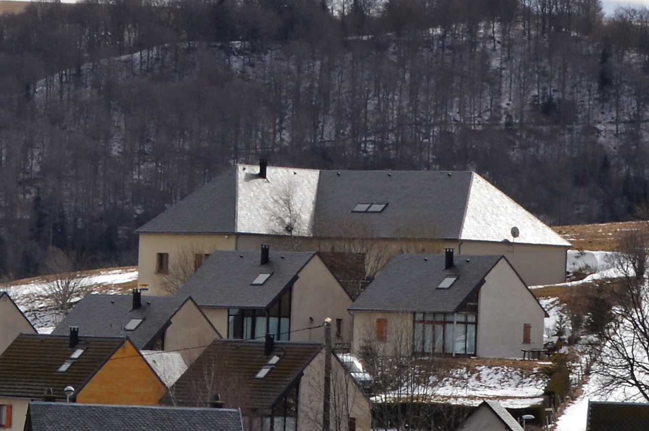Cause retraite,cède ensemble touristique de 435m2 sur terrain clôturé de 2400m2, situé à 1050 m avec une vue unique sur le Sancy, actuellement exploité en Gîte de Groupe et Location meublés.
Une configuration particulièrement adaptée à un couple repreneur souhaitant vivre sur place :
- 26 couchages actuellement
- 6 chambres avec salles de bains indépendantes 
- 7 WC
- Grande salle de vie de plus de  100m2 donnant sur terrasse avec vue sans vis à vis 
- 2 appartements indépendants de 31m2 et 51m2
- partie privative 70m2 comprenant séjour, chambre, bureau ,salle d'eau , WC
- terrain 2400m2 clôturé/ parling privé 8 voitures
- DPE B, GES A (chaudière pellet- poêle pellet- isolation )
- Fibre
- Classé 3* en  2026
Cession globale envisageable : murs, mobilier, équipements et SASU d'exploitation. Aucune dette
L'exploitation est actuelle est volontairement réduite à environ 27 semaines par an,  étant retraités. 
Cette situation offre à un repreneur professionnel ou à un couple avec ou sans enfants une possibilité de développer l'activiter et d'augmenter la période d'exploitation (était exploité jusqu'en 2024 en chambres d'hôtes-meublés), tout en bénéficiant d'un logement privatif sur place