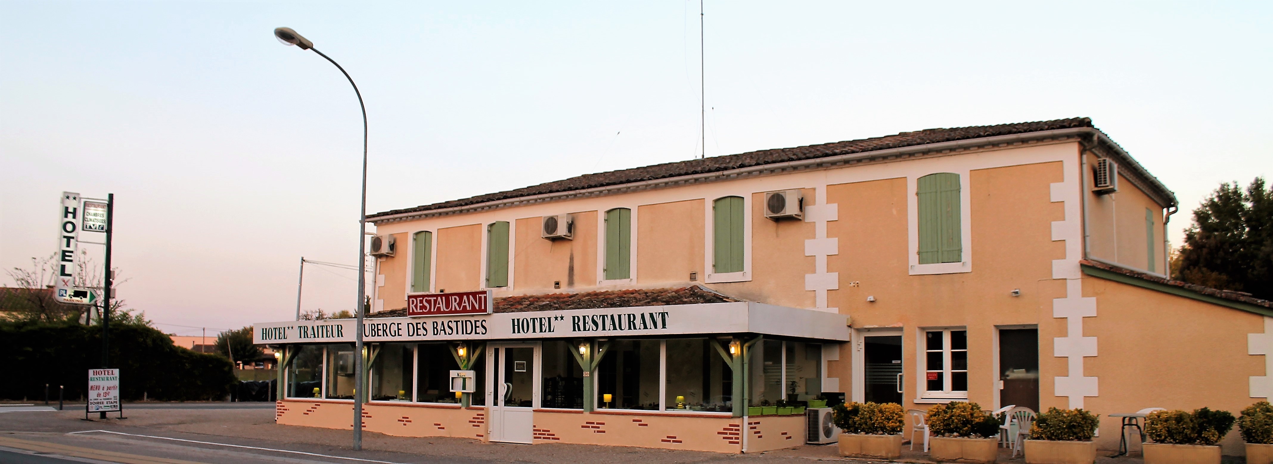 Après 17 ans auprès de nos clients nous décidons de nous séparer de notre Hôtel Restaurant situé à Saint-Pardoux-Isaac (47) — Axe stratégique D933 (Bergerac / Marmande).

Prix attractif pour cet établissement entièrement rénové et aux normes (PMR & sécurité), idéalement positionné le long de la D933, à 20 km de Marmande et 30 km de Bergerac. Bénéficiant d'un fort flux de passage quotidien et d'une visibilité optimale, l'affaire s'appuie sur une clientèle fidèle (locale, pro et touristique).

🍽️ Restauration & Bar
Salle de restaurant : 90 couverts, entièrement climatisée.
Terrasse couverte : 30 couverts.
Cuisine & Bar : Cuisine pro équipée et opérationnelle, bar avec réserve dédiée, sanitaires aux normes.

Activité Traiteur : Beau potentiel de développement avec camion traiteur.

🏨 Hôtellerie & Logement
Hôtel : 8 chambres équipées et climatisées.
Salon commun chaleureux pour la clientèle.
Logement de fonction : Appartement privatif inclus sur place (2 chambre, salon, Salle de bains).

🚗 Parkings & Annexes
Grand parking privé : Accès et stationnement très faciles pour voitures et poids lourds.

4 garages fermés.

💼 Conditions financières & Exploitation
Prix du fonds de commerce : 65 000 €
Loyer : 1600e/mois
Possibilité d'acheter également les murs.

Bel outil de travail sain, prêt à exploiter.