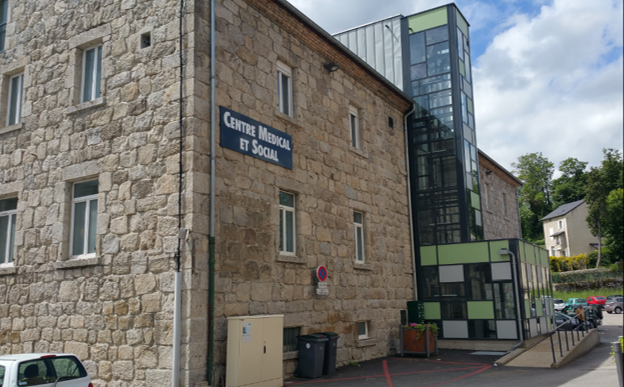 Tence, commune de 3100 habitants souhaite accueillir un /une dentiste , avec possibilité d'intégrer la maison de santé existante, en tant que salarié(e) ou libéral(e) . 

Tence est située dans le département de la Haute-Loire , dans un cadre de verdure  à presque 1000m d'altitude. Centre bourg dynamique avec plusieurs commerces et une maison de santé accueillant d'or et déjà les professionnels suivants : 
- 3 médecins
- 1 orthophoniste
- 1 diététicienne
- 1 ostéopathe
- 1 audioprothésiste
- 1 cabinet infirmier
- 1 psychologue
- 1 podologue