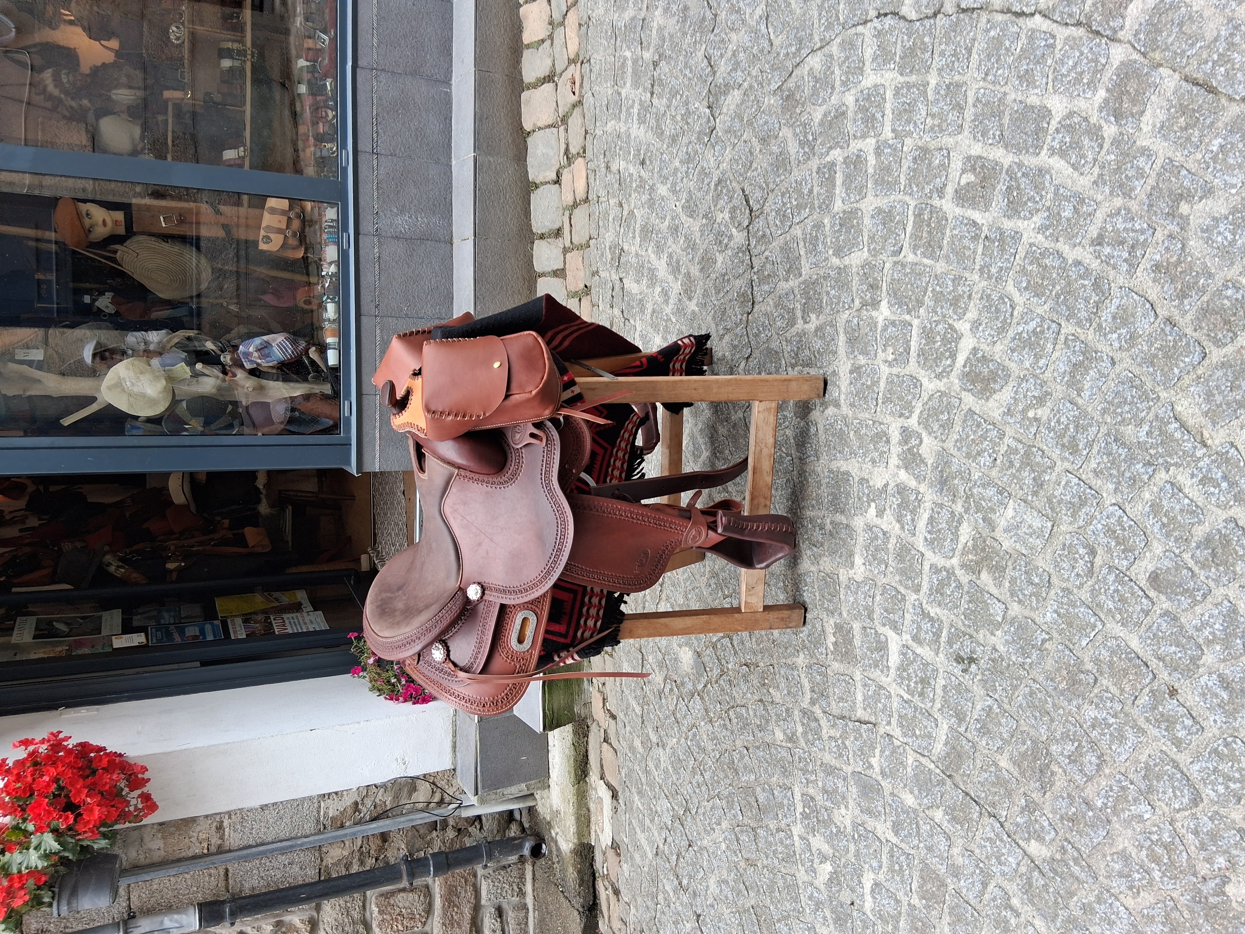Cause retraite a vendre fonds artisanal  de sellerie-maroquinerie  situe dans le centre ville historique de st pol de leon ,    l entreprise  exerce  une activite artisanale de sellerie traditionnelle  ainsi que la fabrication d articles de maroquinerie. ( sacs , cientures ect ) eglement la revente d accessoires. ( chapeaux , porte monnaie , portefeuilles )  plus de 20 annees d activite . Aucune concurence direct sur la commune .prix de vente du stock 70000 euros .formation possible pour le repreneur avec suivis .local 60 m2  loyer 500 ttc .l organisation de stages d initiation. ( 5 jours,1 jours , 3 heures ) clientele local et touristique deplacements au fete locales .