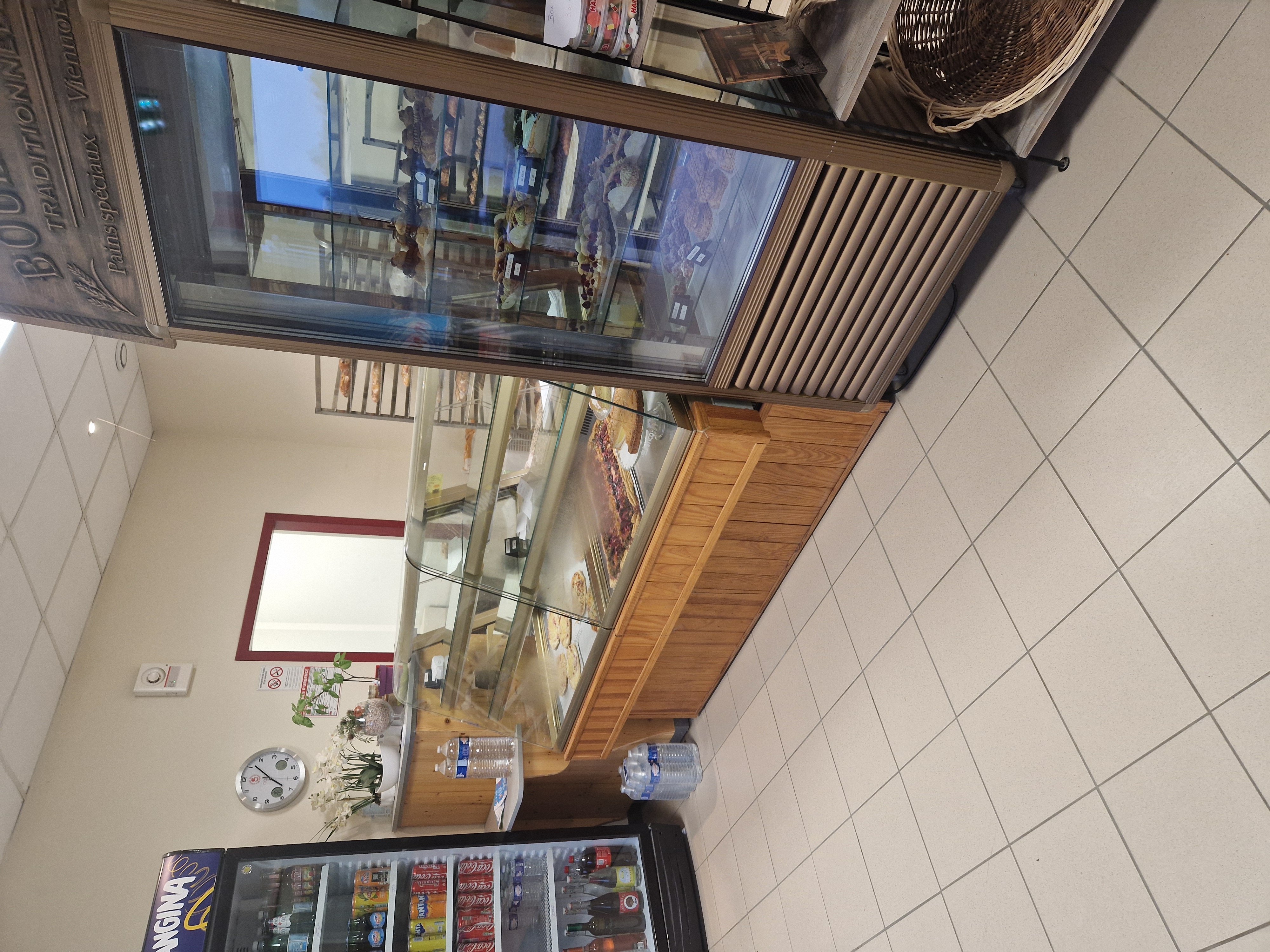 Situé au cœur du village de Saint-Estèphe, à proximité de Nontron, cette boulangerie artisanale bénéficie d'un emplacement stratégique, à proximité immédiate du Grand Etang, site touristique majeur de la région. Elle profite ainsi d'une forte activité saisonnière, particulièrement en période estivale grâce à l'afflux de visiteurs et vacanciers.

L'affaire est exploitée depuis 4 ans par un couple de gérants qui a su dynamiser le point de vente, tant en boutique qu'à travers une activité de vente sur les marchés locaux, contribuant à élargir la clientèle et à la développer le chiffre d'affaires.

Le matériel professionnel est récent, bien entretenu et renouvelé régulièrement, ce qui ne nécessite aucun investissement important à court terme pour la partie production. Les locaux, appartenant à la mairie, sont loués pour un montant très modéré de 1200 € par an. Cette location inclut certains équipements, notamment la vitrine de présentation du magasin.