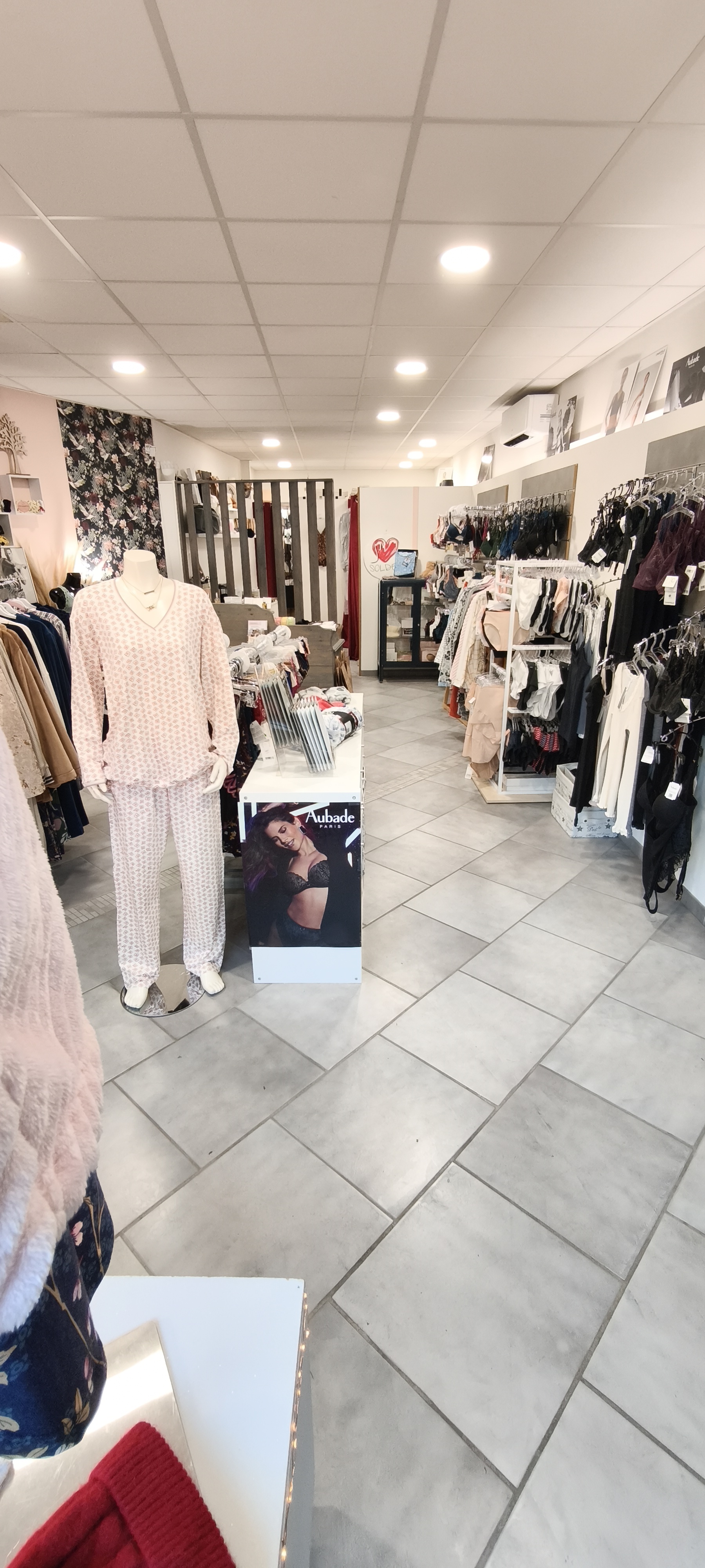** Vente droit au bail dans une ville de 8000 habitants du Vaucluse aux nombreux commerces en tout genre. **

Commerce de 41m² de surface de vente avec un petit loyer, une belle vitrine refaite en Juillet 2024, une clim réversible et la fibre.
Equipement du magasin: Rayonnages, meubles de présentation et nombreux mannequins.
2 cabines d'essayage avec miroir.
Petite réserve et coin toilette.

Pas de salarié à reprendre.

Bail tout commerce sauf nourriture et commerces odorant

Prix: 29 000 €