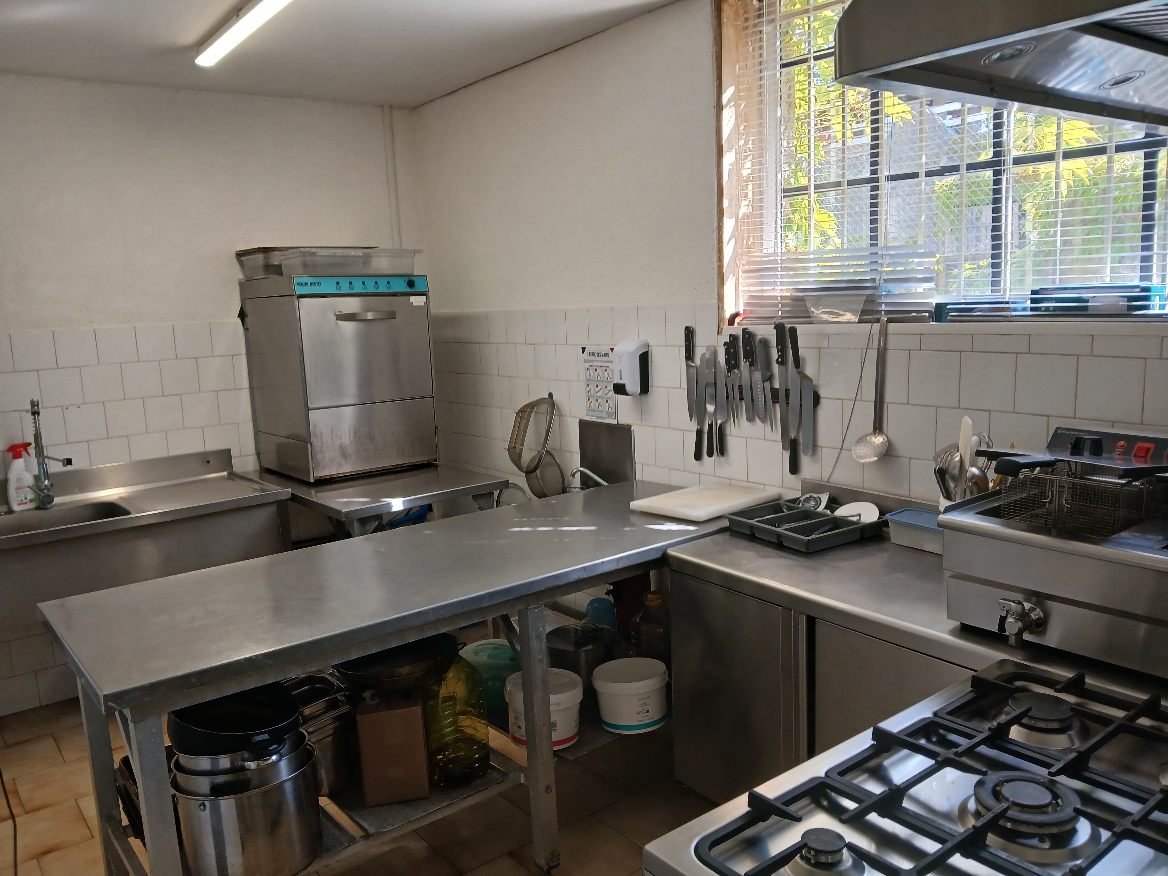 Situé sur un axe passant au centre d’un village à proximité de Pézenas, ce commerce de proximité offre une bonne visibilité, une clientèle fidèle à l'année, et un outil de travail rentable immédiatement, évolutif suivant vos projets. 

Chiffre d'affaires annuel (2025): 290 k€ HT
EBE (salaires des gérants déduits): 37 k€
Bail 3/6/9 toutes activités, avec loyer abordable (840 € mensuels).
Surface : espace de vente 60 à 80 m2 suivant agencement - Laboratoire et cuisson 25 m2 - Stockage frais 10m2 et Réserve 60 m2.
Terrasse et parking devant le magasin.
Licences 3 et Grande restauration
Pas de salarié à reprendre.

Commerce entièrement équipé : Piano 4 feux - Four à pain, Four à pizza/cuisson - 2 armoires négatives - 3 armoires positives - 4 congélateurs bahut - lave-vaisselle – 
Pour l’espace de vente : vitrine basse réfrigérée (neuve), vitrine non réfrigérée, 2 vitrines hautes réfrigérées (2024 et 2025) – Présentoirs et Casiers à vins 
Climatisation dans l'espace de vente.

Activité actuelle : Vente de pain, viennoiseries et pâtisseries, Snack et Plats à emporter, Fruits & légumes, épicerie et vins régionaux. 
Ce commerce de proximité est apprécié des clients locaux et des touristes, pour son offre diversifiée et ses produits de qualité. 
L’affaire est déjà opérationnelle et rentable dans sa configuration actuelle, mais il reste des opportunités de développement en Snacking, Bar à vins ou Restauration du midi. 

Dossier complet, photos détaillées et visite après un premier échange téléphonique