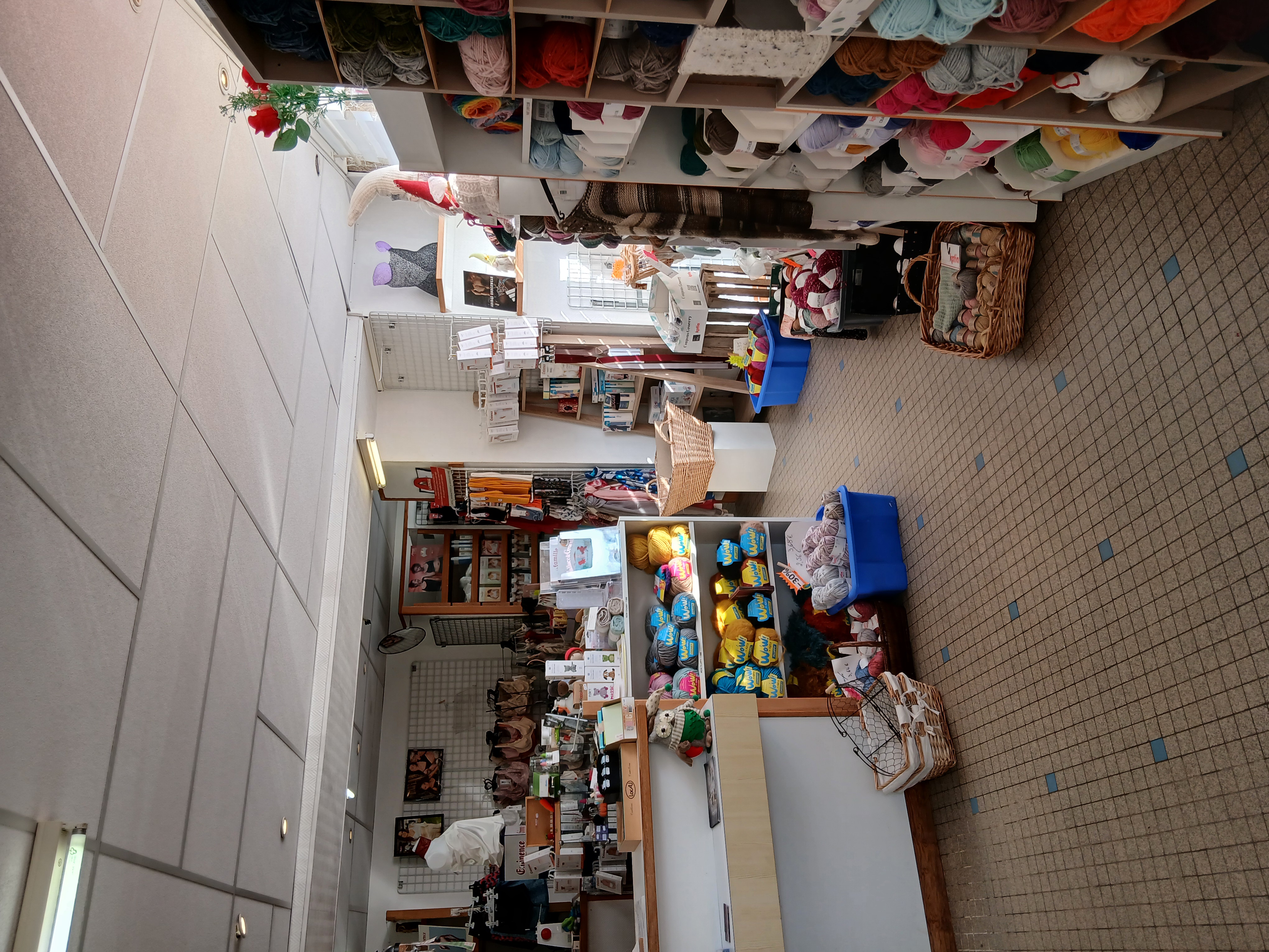 A vendre mercerie ou droit au bail au coeur d'une ville dynamique, sur la côte d'émeraude.
Ce commerce est idéalement situé sur la place principale, visibilité d'angle.
Cette cellule commerciale est composée d'un magasin principal, d'un bureau, d'une réserve et d'un atelier sur une surface d'environ 140m².
Le marché se tient devant la boutique tous les mercredis.
Activité autorisée : tous commerces sauf nuisances olfactives et sonores.