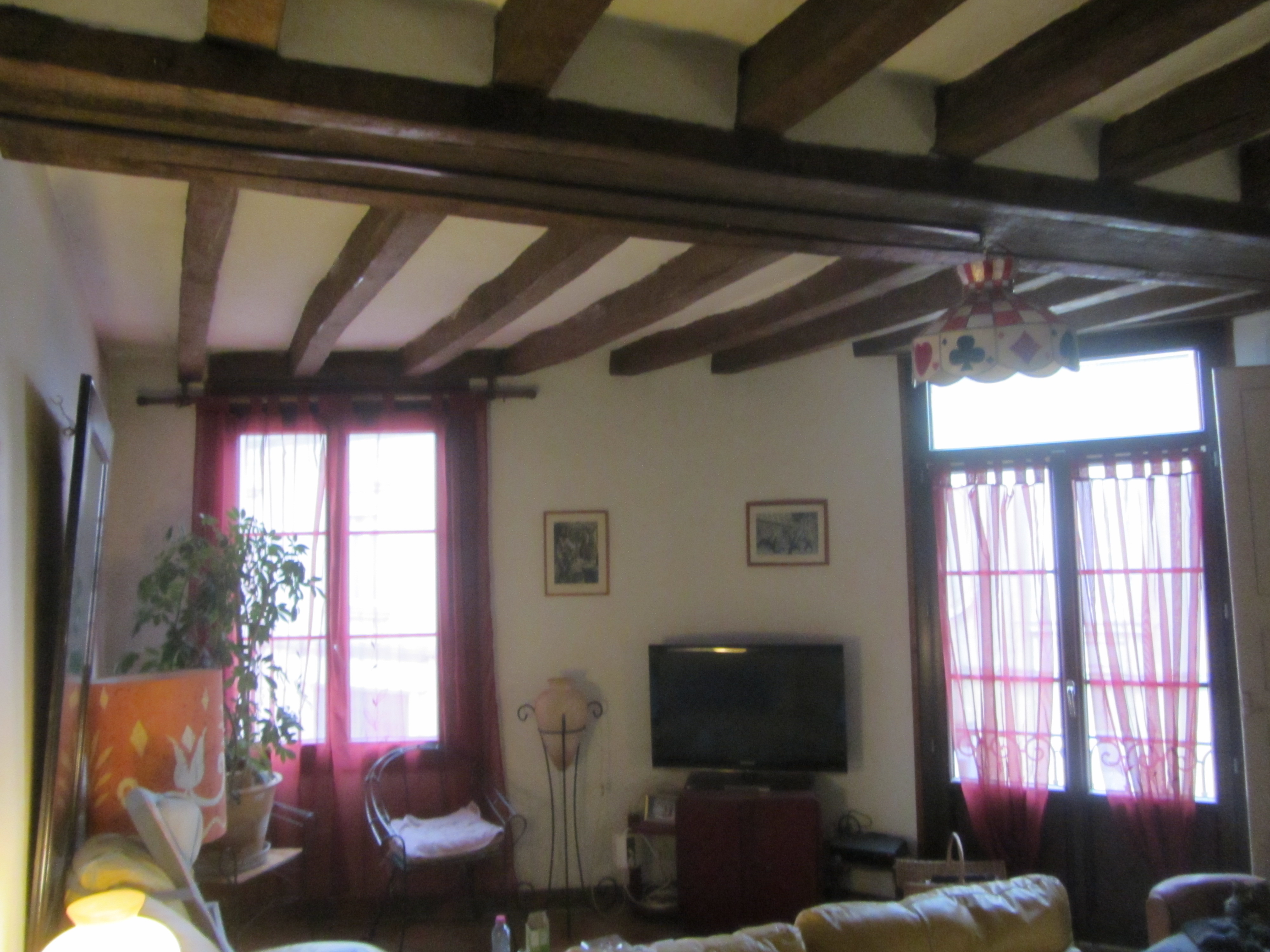 Au pied du château de Durtal 49430, village touristique de 3500 habitants, immeuble ancien d'environ 150m2 avec
Rez de chaussée local commercial (actuellement en bar-resto) d'environ 95m2
avec cuisine et sanitaires.
Etage, appartement propose 1 chambre, 1 bureau (ou petite chambre), 1 pièce salon- salle à manger, 1 cuisine, Salle de bain, wc, le tout environ 70m2
1 grand grenier sur toute la surface de l'appartement.
2 caves voutées.
1 Grande terrasse d'environ 100m2, avec vue imprenable sur le château de DURTAL.
Diagnostic fait, travaux d'isolation à prévoir.
Murs commerciaux avec obligation de commerce au Rez de Chaussée.
Murs vendus : 125000€
Possibilité d'acheter le fond de commerce 33500€, Loyer 921.60€ TTC, 
Fond + Appartement
Agence Immobilière s'abstenir.
Je réponds au mail, uniquement avec téléphone. 
Merci