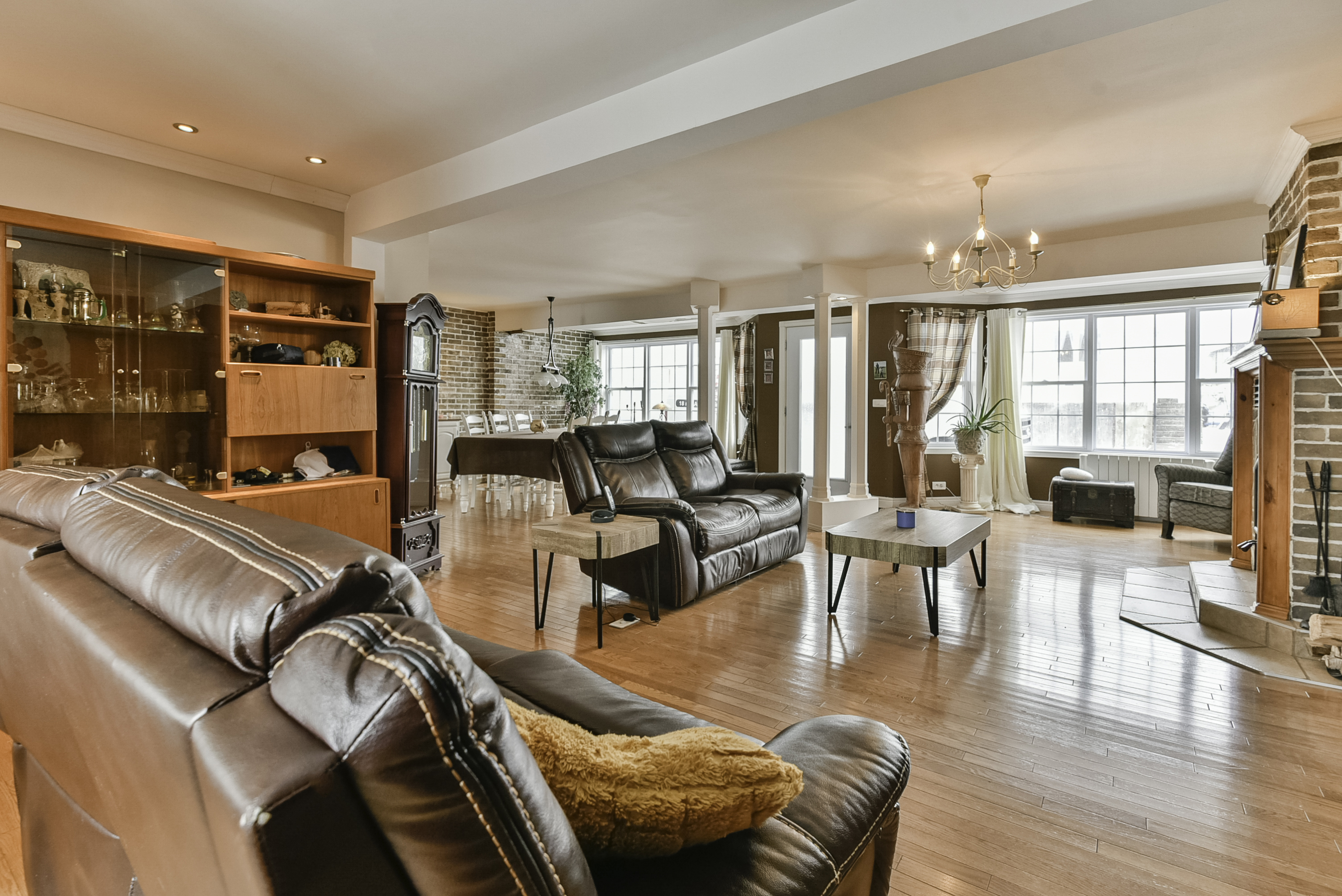 UNE AFFAIRE RARE DANS UN LIEU ENCORE PLUS RARE
Un ensemble immobilier comprenant un Bar-Discothèque de 246 m², un restaurant de 246 m² salle+cuisine, un snack de 67 m²  le tout complété par une maison d'habitation moderne de style canadien d'une surface habitable de 267 m²
Une opportunité pour changer de vie, l'île de Miquelon l'anglade est le lieu idéale pour se mettre au vert et élever sa petite famille en toute sécurité et sérénité.
Vous serez le seul commerce du genre sur le territoire, cette affaire est tenue par le même propriétaire depuis 1980, améliorée et transformée sans cesse pour être au goût du jour.
Tout le matériel est opérationnel, un très bon niveau d'équipement dans les trois entités commerciales.
La Maison est entièrement meublée, vous ne pouvez que poser vos valises et profiter de la vue.
Une affaire rentable et saine.
Pour le chiffre d’affaire  annuel contacter moi pour plus informations.