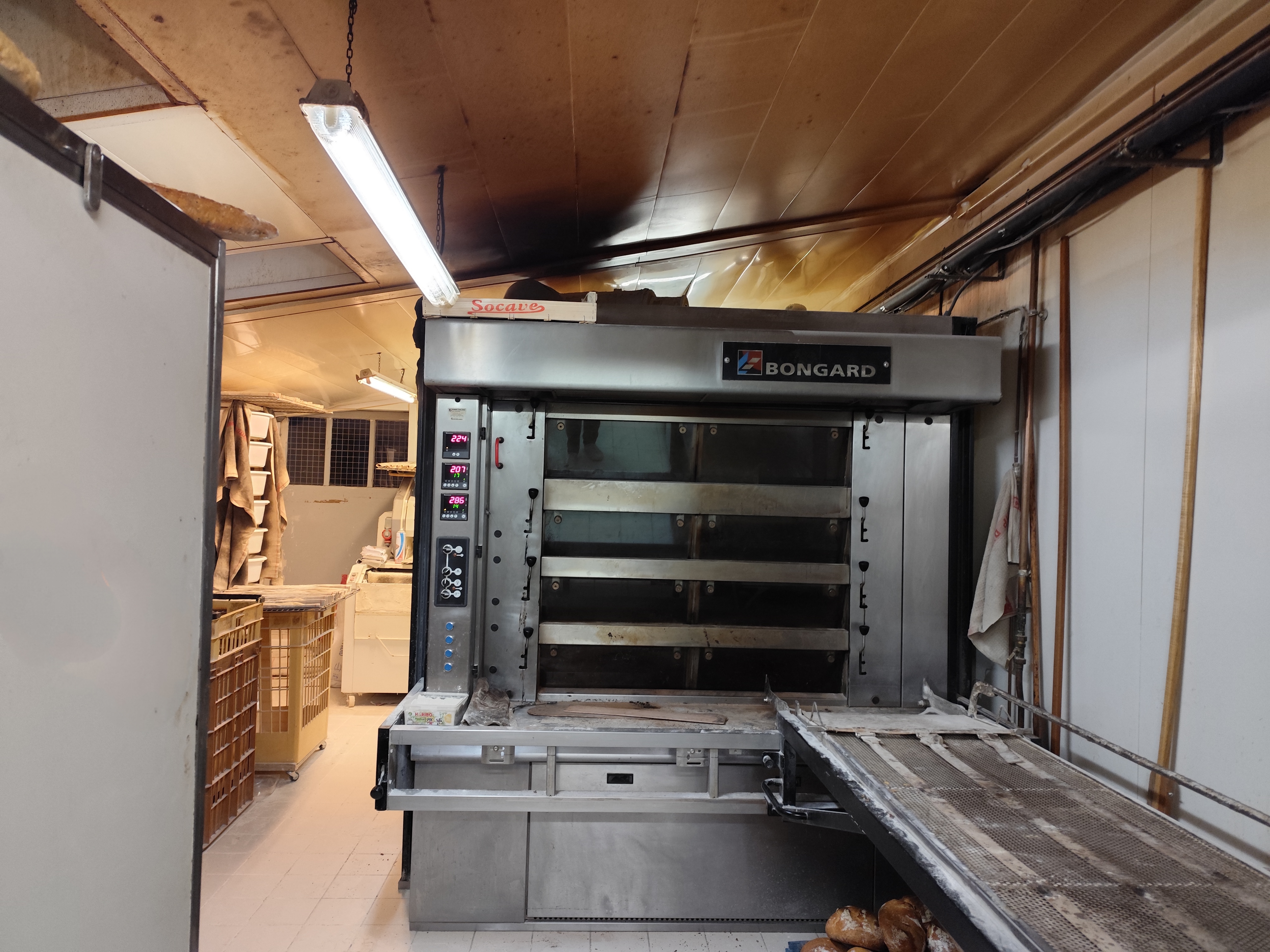 Vend boulangerie avec un beau potentiel.
Boulangerie située dans un bourg agréable de 2100 habitants.Avec tout commerces, pharmacie, médecin, supérette, 2 grosses entreprises etc.
Fermé deux jours par semaine( mercredis et jeudis) et le dimanche après-midi 
Boulangerie avec un chiffre d'affaires compris entre 250000 et 350000.Chirffre exacte sur demande. Qui cherche que a ce développer.
Vend pour cause de départ en retraite 90000 euros négociable 
Matériel en bonne état ainsi que la boutique.
Logement attenant en location 4 chambres, cuisine Salle,jardin.(846 euros/mois de loyer).
Contrat par téléphone ou mail.