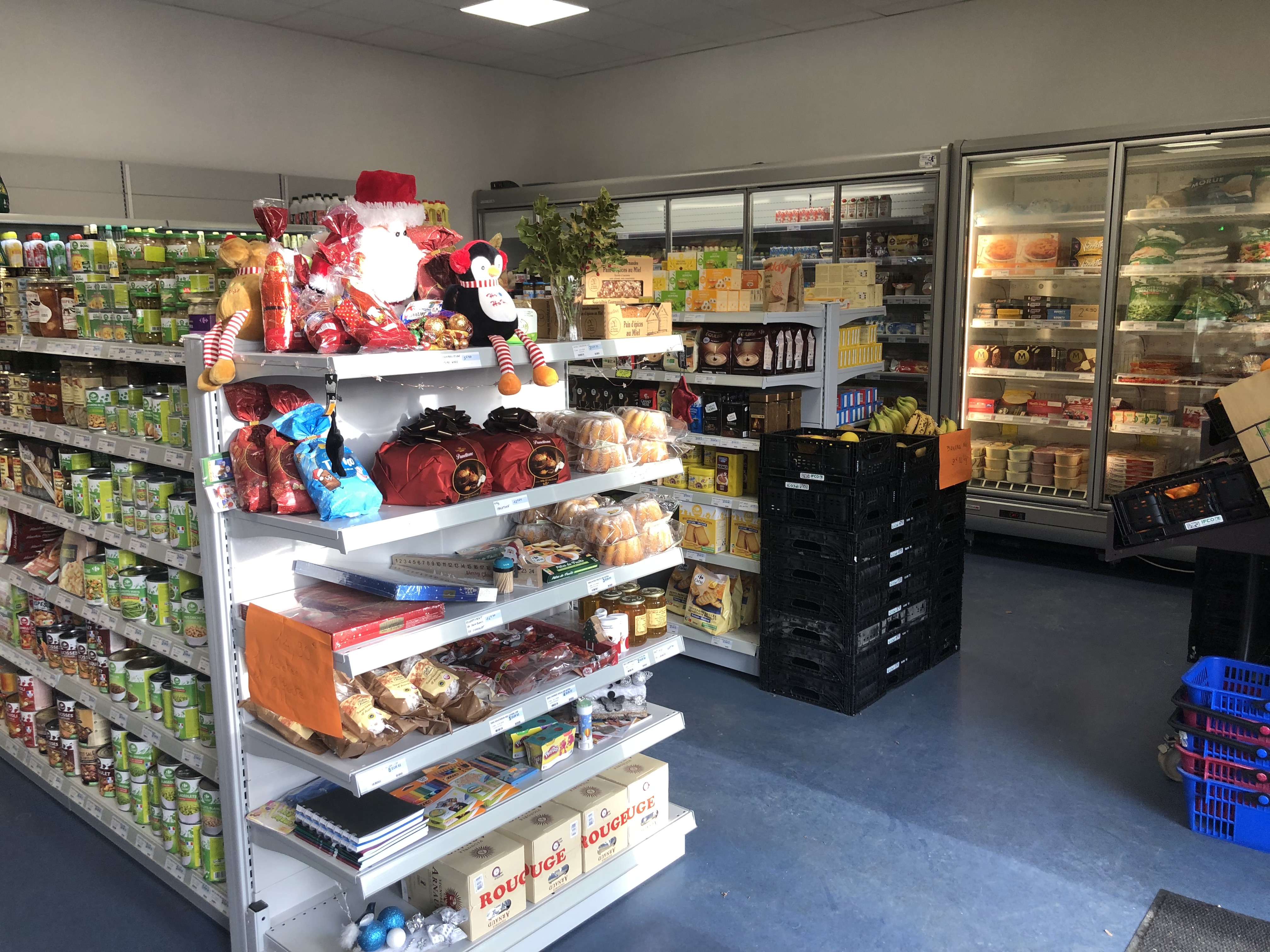 Changez de vie en Provence !
Une affaire idéale pour gérer un commerce rentable tout en profitant de la vie dans un village provençal.

À vendre épicerie – tabac située au cœur d’un charmant village des Alpes-de-Haute-Provence, sur un axe très fréquenté avec une excellente visibilité, garantissant un passage régulier toute l’année.

Le commerce bénéficie d’une clientèle locale fidèle, et surtout d’une situation géographique stratégique :
                                                  •	sur la route empruntée par les visiteurs se rendant 
                                                        aux Gorges du Verdon, au Lac de Sainte-Croix et aux 
                                                        Gorges du Trévans, générant un passage important
                                                        en saison touristique
                                                  •	sur l’itinéraire utilisé par de nombreux  
                                                        automobilistes du sud de la France se rendant aux 
                                                        stations de ski du Val d'Allos / Pra Loup.

L’activité comprend :
                                      • vente de tabac
                                      • épicerie de proximité
                                      • boissons et produits du quotidien
                                      • produits du terroir et souvenirs

Le magasin est fonctionnel, bien agencé et prêt à travailler immédiatement.

📊 Chiffres clés :
                               • Chiffre d’affaires annuel : 284 000 €
                               • Commission tabac : 36 975 €
                               • Excédent brut d’exploitation : 52 487 €

💰 Prix du fonds de commerce : 165 000 €

📦 Stock à prévoir lors de la reprise : environ 35 000 €

Une belle opportunité pour un couple ou une personne seule souhaitant se reconvertir, avec accompagnement possible au démarrage pour faciliter la prise en main du commerce.

Renseignements complémentaires sur demande.