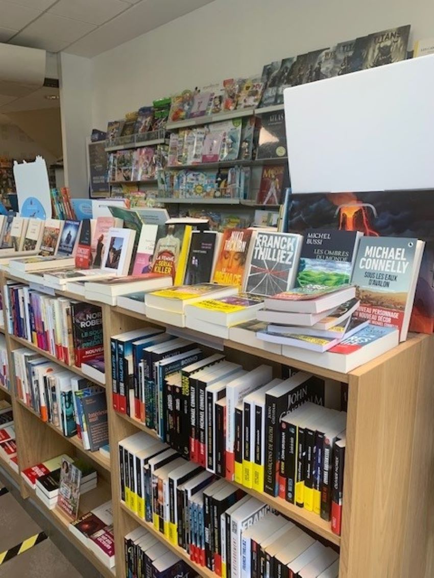 Librairie indépendante idéalement située en plein cœur d’une commune de 4700 habitants, dans la rue piétonne principale (récemment rénovée). Implantée sur un emplacement à forte attractivité commerciale, entourée de nombreux commerces de proximité (pharmacies, médecins, boucheries, coiffeurs, supermarché, fleuriste, bars-tabac…), elle profite d’un flux constant de passants et d’une forte visibilité, qui lui ont permis de développer une clientèle fidèle. Elle propose un service papeterie ce qui lui a permis de développer des partenariats avec les collectivités, bibliothèques, écoles, collèges et lui assure une clientèle récurrente.

Elle dispose d’un local de 240 m2, répartis sur 2 étages :

-            80 m 2 de surface commerciale, bureau, réserve, accès PMR, vitrine d’angle à forte visibilité.

-            Logement (T4)

-            Cave.

-            Pas de travaux à prévoir.

Bail commercial (fin 2031) : 1300 €/mois

CA moyen 124 000 €

Compte tenu de son implantation, l’activité peut se développer avec un service de café littéraire (boissons à emporter, pause-café, etc..) l’autorisation de terrasse est acquise.

 Une belle opportunité pour un repreneur passionné souhaitant s’implanter dans une commune attractive du Loiret.

Prix du Fonds de commerce 60 000 €