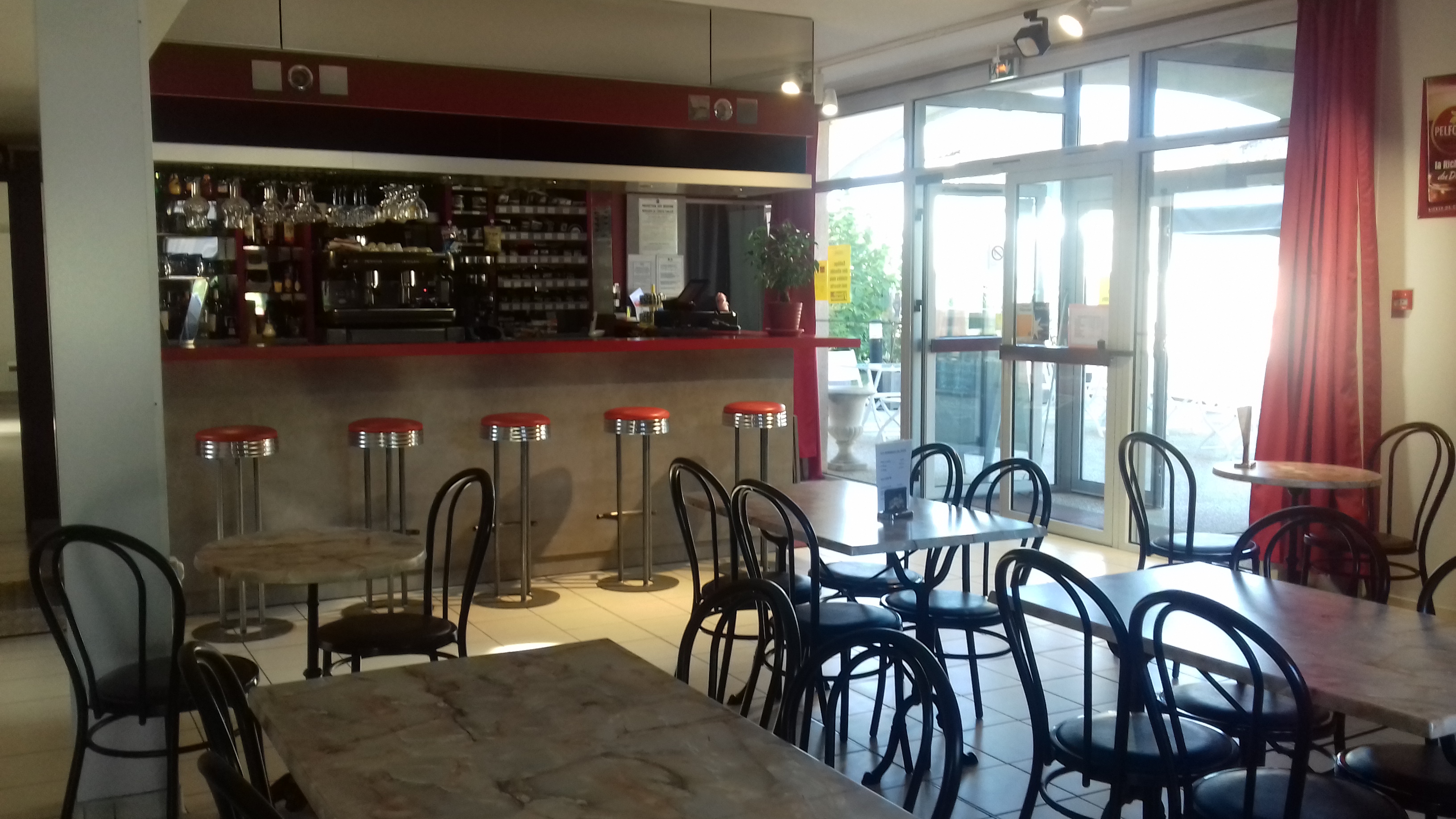 A vendre fonds de commerce Restaurant - bar - tabac - multicommerces
idéalement situé en plein coeur du village.
Etablissement d'environ 200 M2 avec une grande salle de restaurant de 60 couverts, d'une terrasse extérieure bien exposée de 35 couverts et d'un bar d'une vingtaine de places assises ainsi qu'un parking devant et sur le côté.
L'établissement est ouvert du lundi au samedi ; le restaurant uniquement le midi du lundi au vendredi et sur réservation les week-end pour des évènements.
Affaire avec un beau potentiel de développement.
Logement à l'étage avec terrasse + terrain et terrasse privative en rdc.