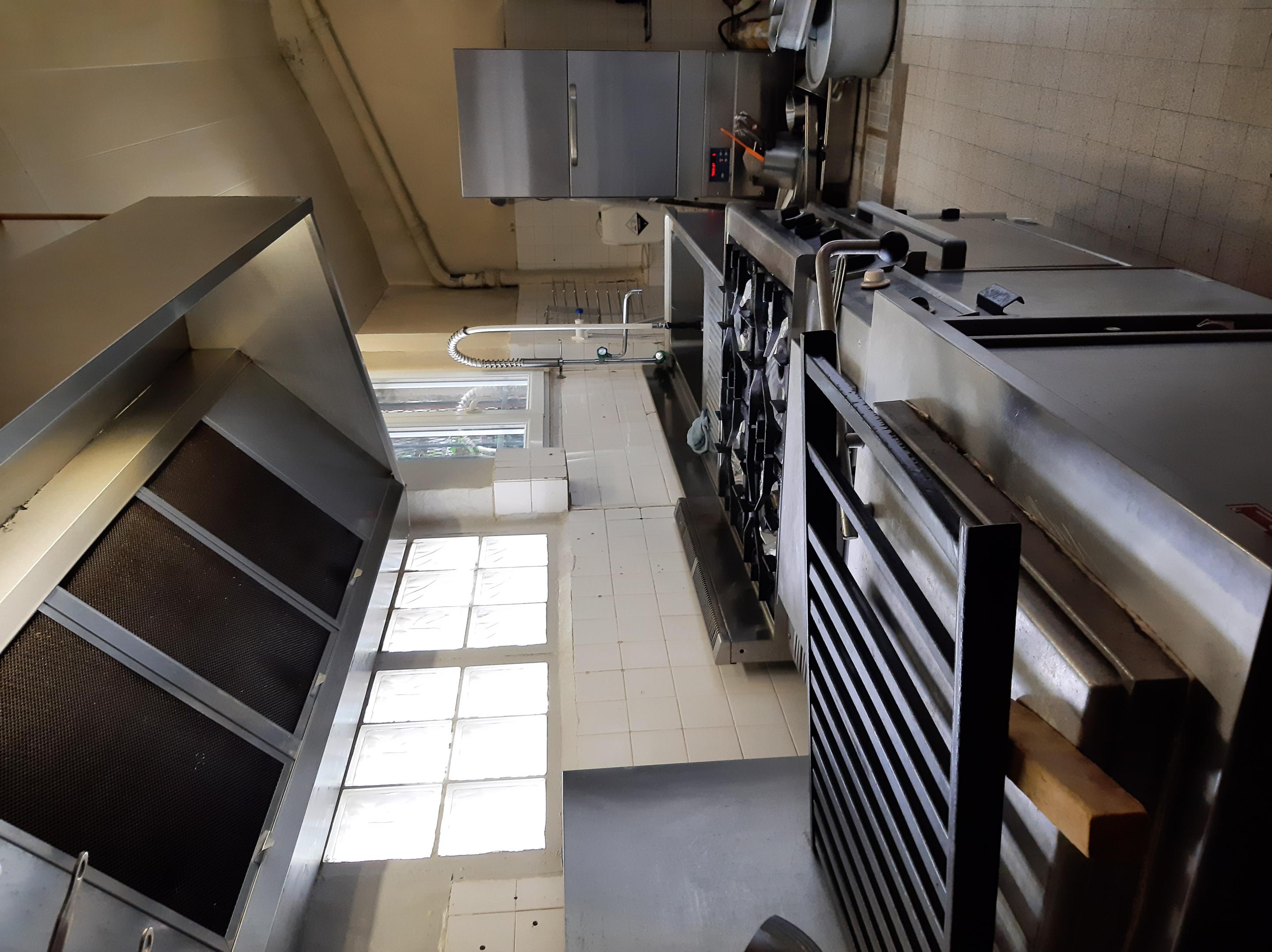 A vendre, pour raison de santé, après 26 ans d’exploitation, fonds de commerce de charcuterie traiteur situé en centre-ville de Sainte-Florine (43), dernier commerce de ce type dans la ville, (3283 hab + 3445 hab sur la commune voisine). 
Commerce très propre, sur 94m² (labo + commerce + cuisine), équipé de tout le matériel technique de production nécessaire (véhicule de livraison et cellule de refroidissement changés en 2025). Demande importante, accueil chaleureux et souriant, et produits appréciés (très bon avis google). Clientèle fidèle, particuliers et collectivités.
Activités : Charcuterie, traiteur, livraison de repas au domicile des personnes âgées.
Possibilité de développer une offre en boucherie, et l’activité traiteur pour des groupes, mariages, anniversaires…
Equipe composée du chef d’entreprise, de 2 ouvriers à mi-temps et ¾ temps, et d’un charcutier temps plein.
Idéal pour un couple de professionnels, avec maintien des 2 emplois temps partiel (transfert de compétences).
CA en progression (environ 270 K€)
Les murs sont vendus avec le fonds de commerce.
Prix du fonds de commerce : 60 K€
Prix des murs commerce + murs privés (Sous sol, RDC commercial + 2 étages de 145 m² en tout, habitables) : 140 K€
Contact : Nadine SALSON - tél : 07 84 20 83 49 - mail : nadine.salson@orange.fr