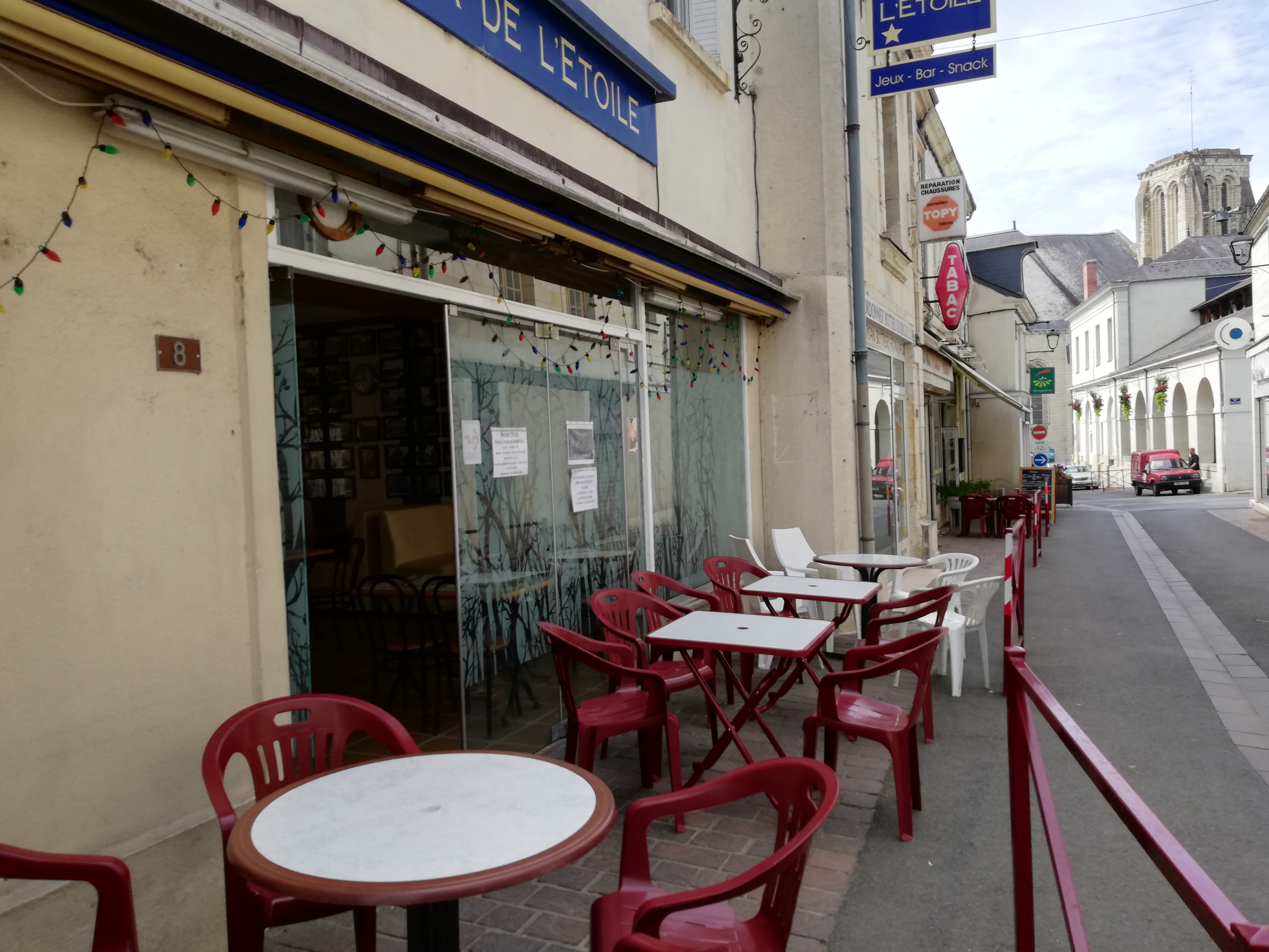 Bar de l'Etoile à vendre dans le centre-ville de Bourgueil, dans la rue du Commerce; Surface 64m2, Cave (même surface), 
35 places à l'intérieur, Terrasse (environ 9 m2) extérieure avec possibilité de fermer la rue en période estivale du jeudi au dimanche à partir de 19h. 
Idéal jeune repreneur, pas de travaux à faire, clientèle fidèle, marchés hebdomadaires les mardi et samedi. 
Situé dans un bourg entouré de Vignes et des Châteaux de la Loire, ce bar est une institution dans une région viticole très connue. Une petite cuisine permettrait de faire de la brasserie type planches, tapas, frites, etc... 
Le bourg est animé d'évènements annuels, type Brocante, Marché gourmand, Fête des vins, Fête de la musique, etc...
N'hésitez pas à nous contacter pour tous renseignements complémentaires.

Virginie DEHAN-SOLA