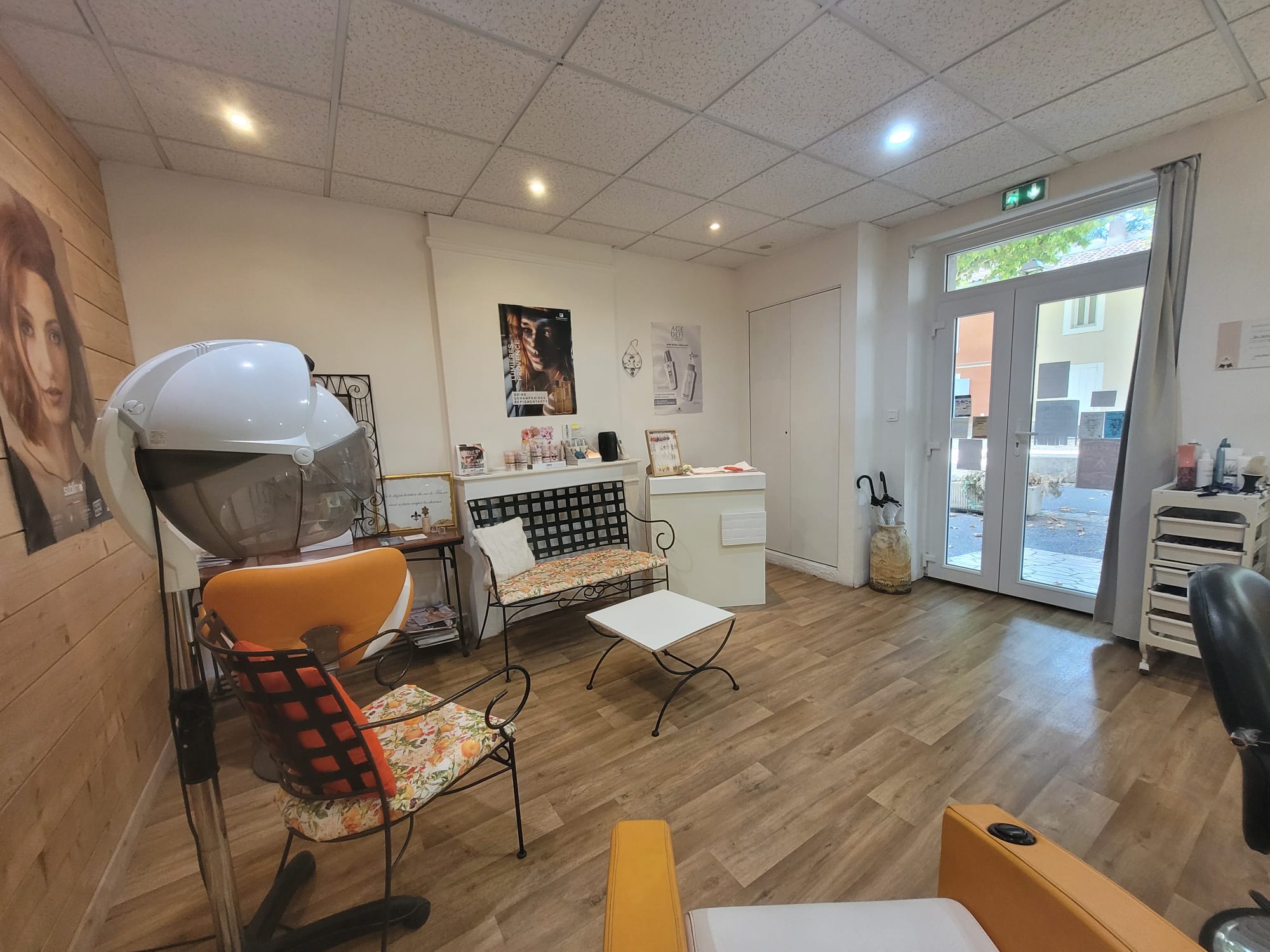 Cause retraite, cession d’un salon de coiffure mixte implanté depuis 2001 au cœur d'un village situé dans la parc naturel régional du Luberon.

Salon bénéficiant d’une bonne visibilité et d’un emplacement central, avec des places de stationnement publiques devant l’établissement et à proximité immédiate.

Surface d’exploitation d’environ 29 m², fonctionnelle et parfaitement adaptée à l’activité comprenant 2 postes de coiffage et 1 bac shampoing électrique ainsi que les équipements nécessaires à la poursuite immédiate de l’activité.

Clientèle mixte, locale et touristique, composée de femmes, hommes et enfants, bénéficiant d’une forte fidélité et d’une relation de proximité établie depuis de nombreuses années.

L’activité comprend coupes, coiffages, colorations, soins capillaires et conseil en image, complétée par la vente de produits capillaires professionnels.

CA HT 2025 : 39 407 €
Loyer annuel  : 3 270 € / mois environ (local appartenant à la Mairie)
Prix du fonds : 23 000 € (stock compris)

Atout supplémentaire : absence de concurrence directe dans le village.

Affaire idéale pour une première installation ou un(e) professionnel(le) souhaitant s’installer ou développer une activité de coiffure dans un environnement de proximité, avec une clientèle fidélisée et un outil de travail immédiatement opérationnel.

Pour plus de renseignements et obtenir une fiche de renseignements détaillée, n'hésitez pas à adresser un mail (accompagnement gratuit proposé par la Chambre de Métiers et de l'Artisanat).