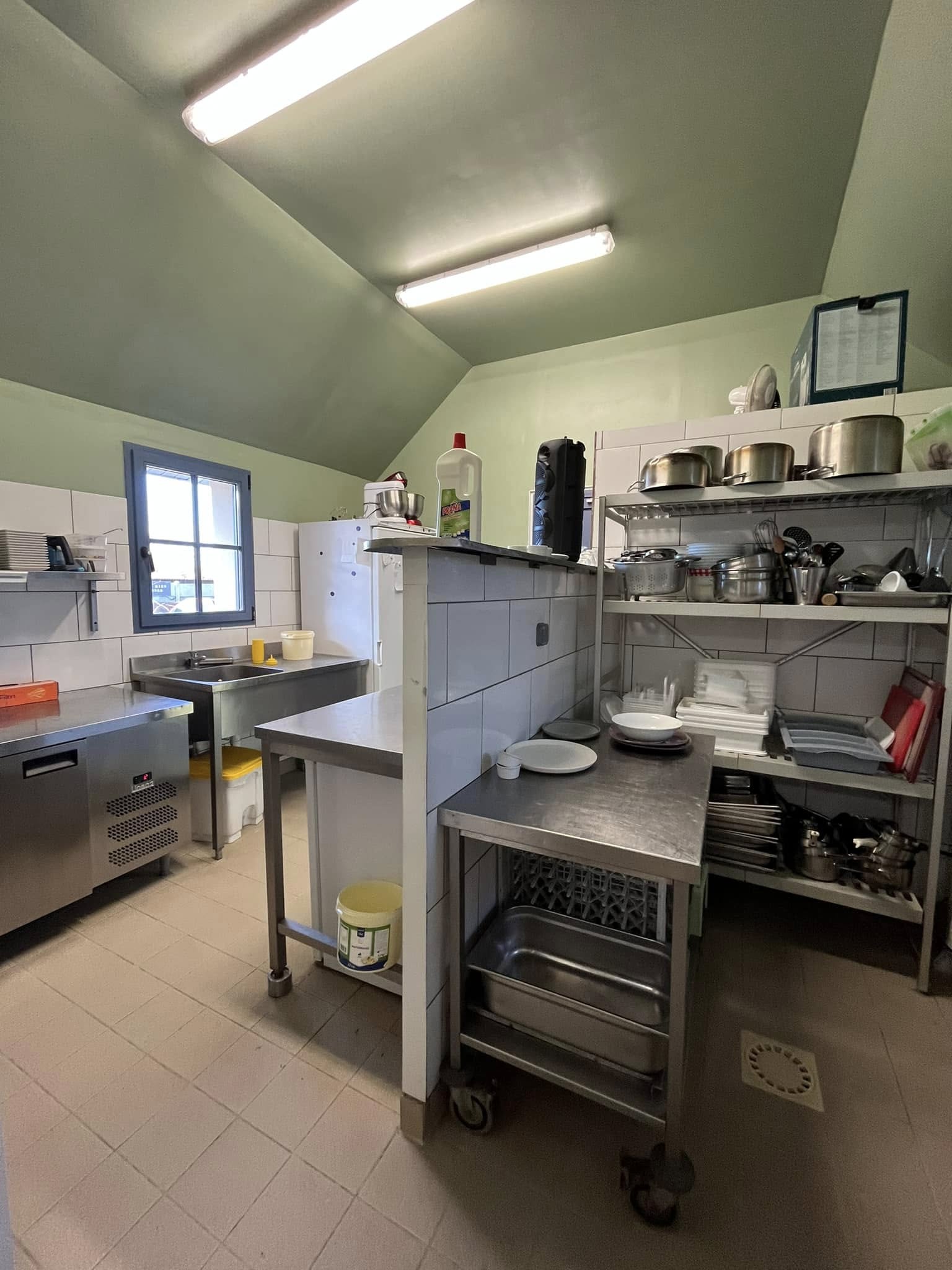 charmant village du ternois
mur e🚨Restaurant à la vente 🚨
📍Charmant village du Ternois 
➡️ murs et fonds à la vente ‼️
➡️ surface de salle 📏 84 m2 habitables (60 places) 
➡️ surface technique et cuisine 🧑‍🍳 35 m2 
➡️ PMR - ERP ✅
➡️ terrasse 😎28 places 
➡️ licence IV 🍷🍻
➡️ 350.000€ CA 💰
➡️ bâtiment annexe pour espace traiteur 🔪
➡️ 🅿️ 20 places 
✅ pas de travaux 🚧 ❌✅
✅ bon chiffre 📈
✅ charme et authenticité 🌾🏠🧮
✅ esprit champêtre 
✅ idéal 
✅ matériel neuf et fonctionnel 👌🏻🍳🔪
✅ Perspective de développement 📊
Prix murs et fonds : 415.000€ honoraires inclus. t fond a la vente