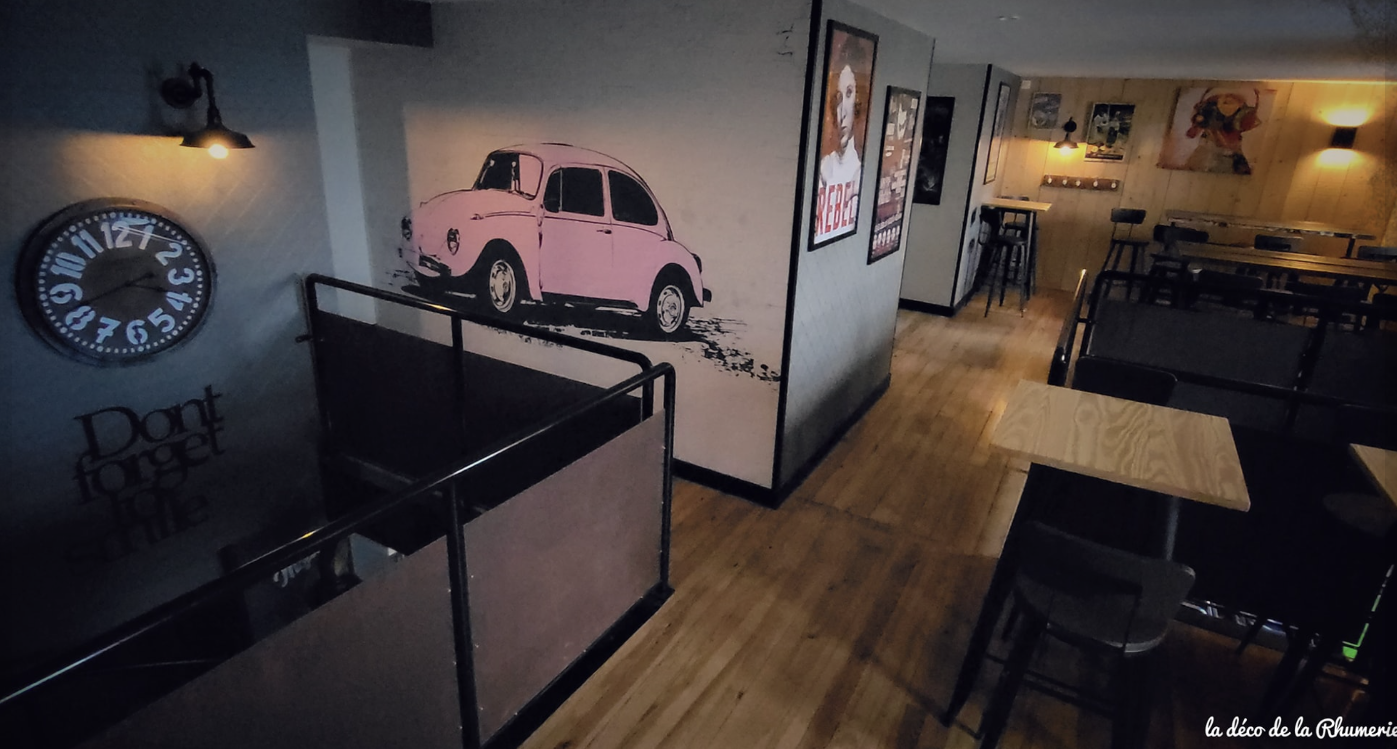 Etre à son compte est une très belle aventure, que l'on peut vivre de différentes manières.

Celle que nous vous proposons aujourd'hui est de devenir le capitaine d'un vaisseau amiral amarré sur la presqu'ile de Crozon.

Cette affaire est une véritable opportunité pour trouver un juste milieu entre, avoir le temps de s'occuper de soi ou de son équipage familial avec 2 jours de repos hebdomadaire et 8 semaines de congés réparties sur l'année, et amener son navire aux objectifs financiers avec une très grande latitude de progression.

Vous serez sur le pont avec vos barils de rhum pour réaliser de très beaux cocktails et proposer de bons rhums arrangés maison. 

Et si partager également l'une des 10 bières pression dans une ambiance festive est un moment qui vous fera faire de belles rencontres, vous aurez également la possibilité de les restaurer avec une cuisine efficace comme une lame d'épée bien aiguisée et s'adressant aux matelots de tous âges : le burger. 

Véritable institution dans sa spécialité, vous saurez profité d'un horizon éclairé par une très belle visibilité dans les guides touristiques / réseaux sociaux et bénéficierez d'un accompagnement par le tenancier actuel qui partagera sa carte aux trésors.

Voilà, vous l'aurez compris, nous vous proposons de lever l'ancre dans une aventure exceptionnelle et à taille humaine, où la seule limite de votre exploration sera votre imagination et la préservation de votre qualité de vie, sans écueil. 

Tendez l'oreille, vous allez adorer naviguer aux chants des goélands bretons.