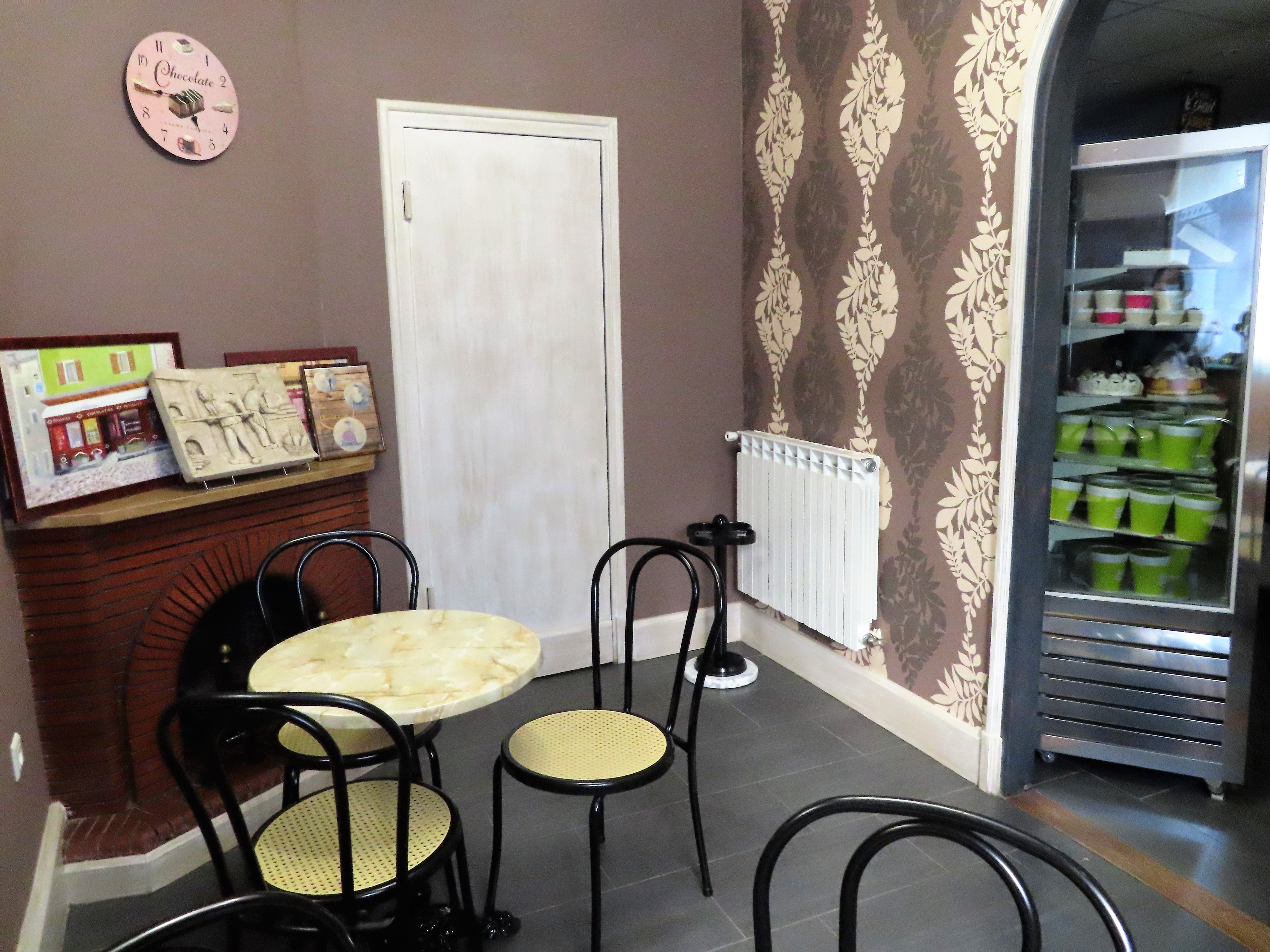 A reprendre pour cause retraite, une boulangerie, pâtisserie, chocolaterie, glacier située au cœur d’un village du Nord de la Lozère, à 10 min de l’autoroute A75 reliant Clermont-Ferrand à Montpellier.
Exploité depuis une trentaine d’années, l’établissement a su se diversifier et fidéliser une clientèle locale et touristique.
Locaux fonctionnels, équipement en parfait état : magasin climatisé de 35 m², fournil de 70 m², laboratoire de pâtisserie de 50 m², laboratoire de chocolaterie de 30 m² et réserves de stockage. Très bon niveau d'équipement. Pas d’investissement à prévoir. Équipe de 6 salariés.
Idéalement placée, proche des commerces de proximité, stationnement disponible.
Grand logement attenant à la boutique (type T6).
Idéal pour un couple.