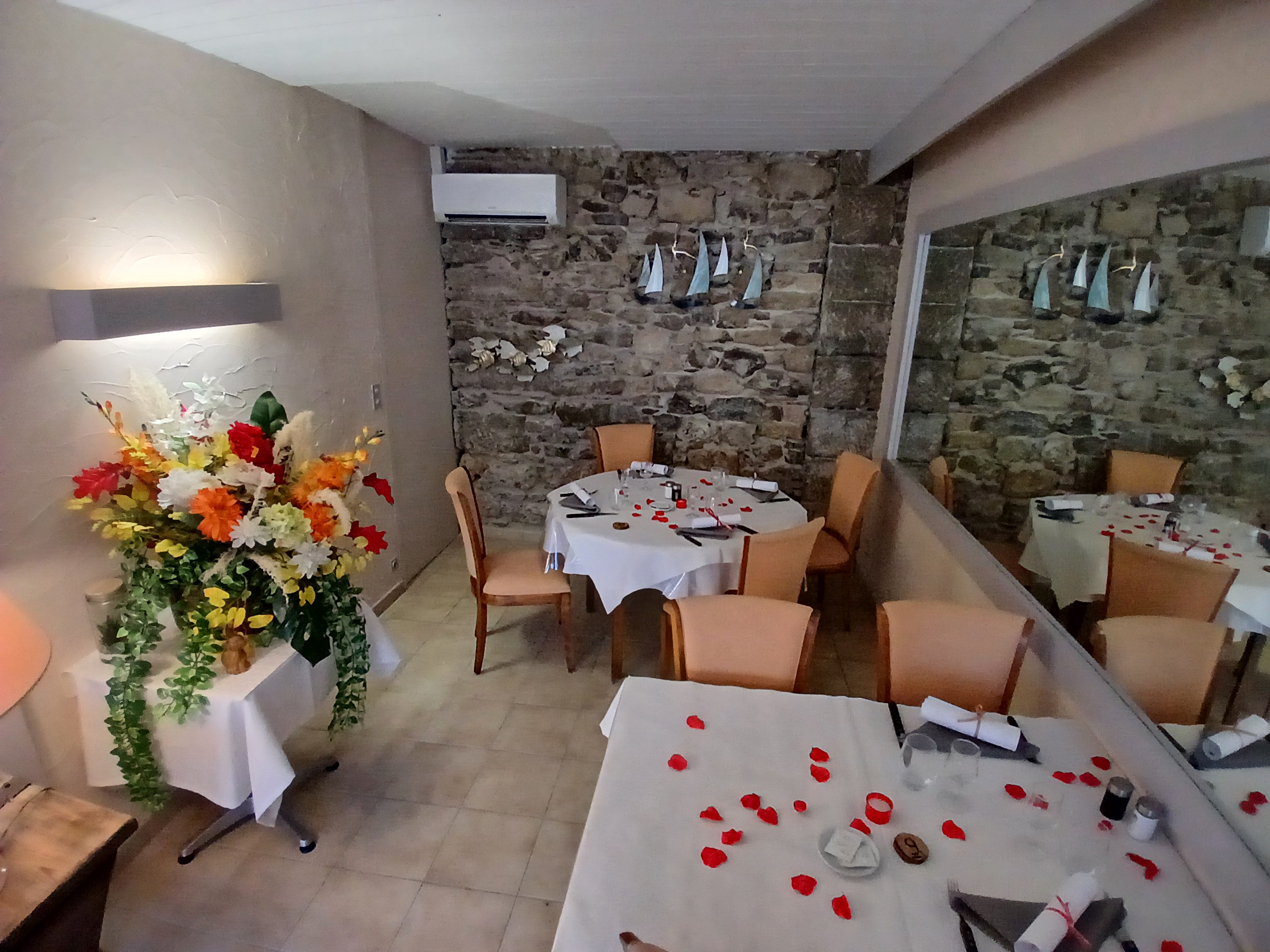 Opportunité Exceptionnelle : Cause retraite, vente de Fonds de Commerce Restaurant avec Licence III incluse. Découvrez ce fonds de commerce idéalement situé dans une commune prisée du sud Aveyron à proximité du viaduc de Millau et bénéficiant d’un emplacement stratégique sur la place principale de ce village dynamique et touristique. Proche de l’A75 et à seulement 45 minutes de Montpellier, Bézier, Cap d’Agde et des plages. Nant (12230), bénéficie d'une vie locale animée avec école, centre médical, salle de sport, piscine et tous les commerces essentiels au quotidien. Réputée pour ses multiples fêtes votives, concerts et événements estivaux, cette localité offre de belles opportunités de développement (notamment grâce à la license III) pour une activité à forte saisonnalité. Vous évoluerez dans un restaurant spacieux de 100m² intérieur et de 80m² extérieur, entièrement refait à neuf et sans aucun travaux à prévoir (rénovation complète en 2024). 
Les installations comprennent : 
Cuisine professionnelle : 40 m², neuve et aux normes HACCP. 
Salle de restaurant lumineuse : 60 m², ambiance agréable. 
Terrasse spacieuse : 80 m² avec un espace salon.
Concept Innovant : Grillades à cuire sur planchas et à partager. 
Capacité : 38 couverts en salle + 50 en terrasse 
Matériel : cuisine et salle équipées à neuf (60 000 € investis récemment) 
Accessibilité : accessible aux personnes à mobilité réduite 
Licence III incluse : (valeur 9 000 €) 
Bail neuf avec un loyer attractif : 800 € HT/mois 
Établissement aux normes HACCP, aucun travaux à prévoir 
Structure souple : salariés uniquement l’été 
Restaurant clé en main : occasion unique de lier travail et qualité de vie 
Ne ratez pas cette chance de reprendre cette activité dans un cadre idyllique et en pleine expansion ! Transition avec accompagnement assuré en cuisine et au service. 💰 
Prix de vente affiché : 98 000 € (à débattre dans la mesure du raisonnable) Possibilité d’acquérir les murs. 
Non soumis au DPE Contact par téléphone ou mail. 
Les informations sur les risques auxquels ce bien est exposé sont disponibles sur le site Géorisques : www.georisques.gouv.fre