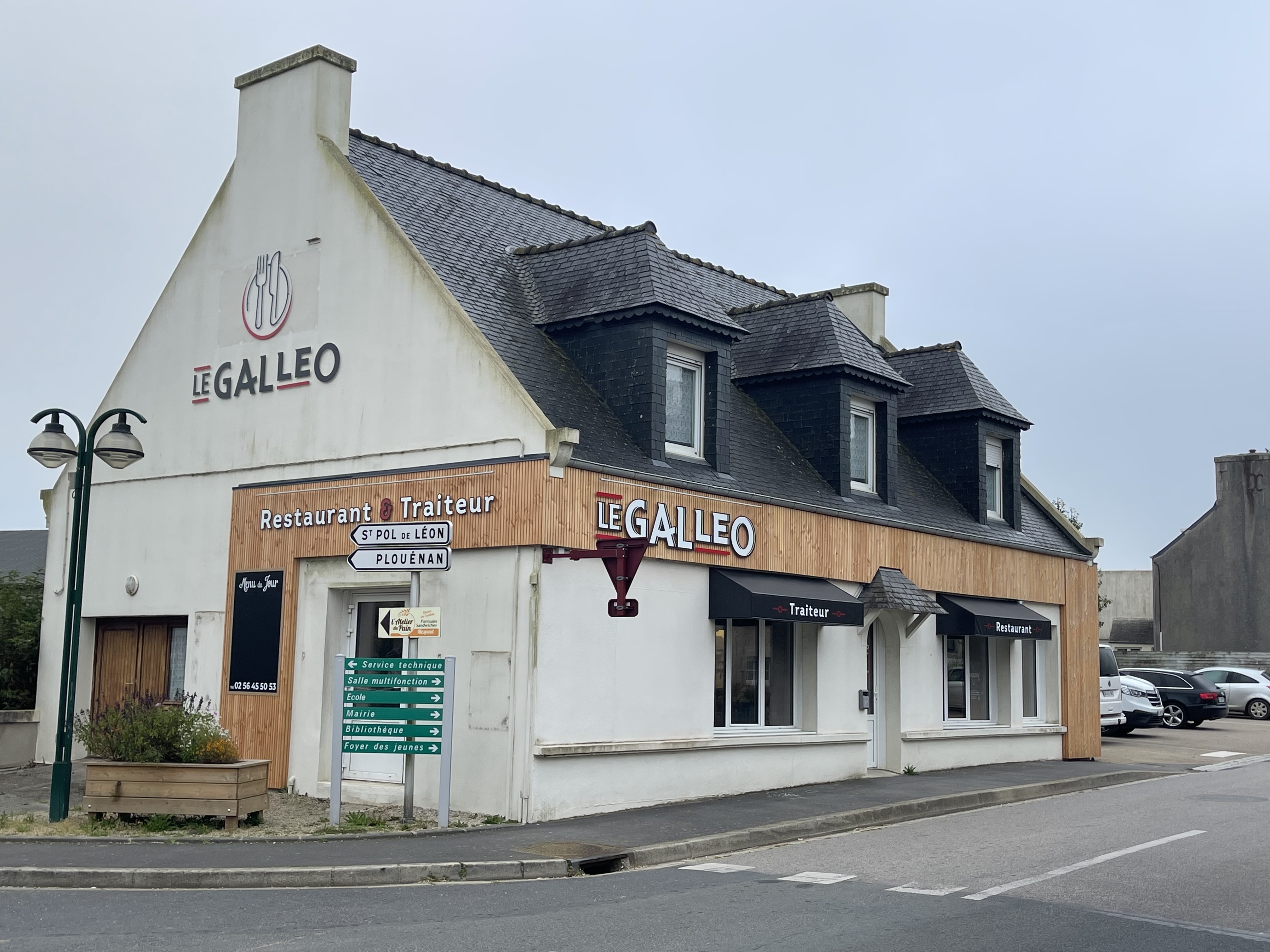 Bonjour,
A 10 minutes des plages de sable blanc du Nord Finistère, sur la commune de Mespaul et dans un magnifique petit bourg un  restaurant renommé, Thierry et Erwin vous accueillent dans leur restaurant et Thierry, fait valoir ses droits à la retraite et vend son fond de commerce, 1 petite salle de 28 couverts, une grande salle de 50 couverts et à l'extérieur une possibilité de terrasse.
Un très gros potentiel d'évolution car le restaurant est ouvert du lundi au vendredi de 6h à 15h et le vendredi soirée pizzas à emporter et traiteur week-end.
Possibilité de  logement à l'étage pouvant servir de logement de fonction avec 3 chambres salle salon SDB WC. Les murs appartiennent à la mairie. Loyer commercial 838HT pas de salarié .
Prix demandé 110000€