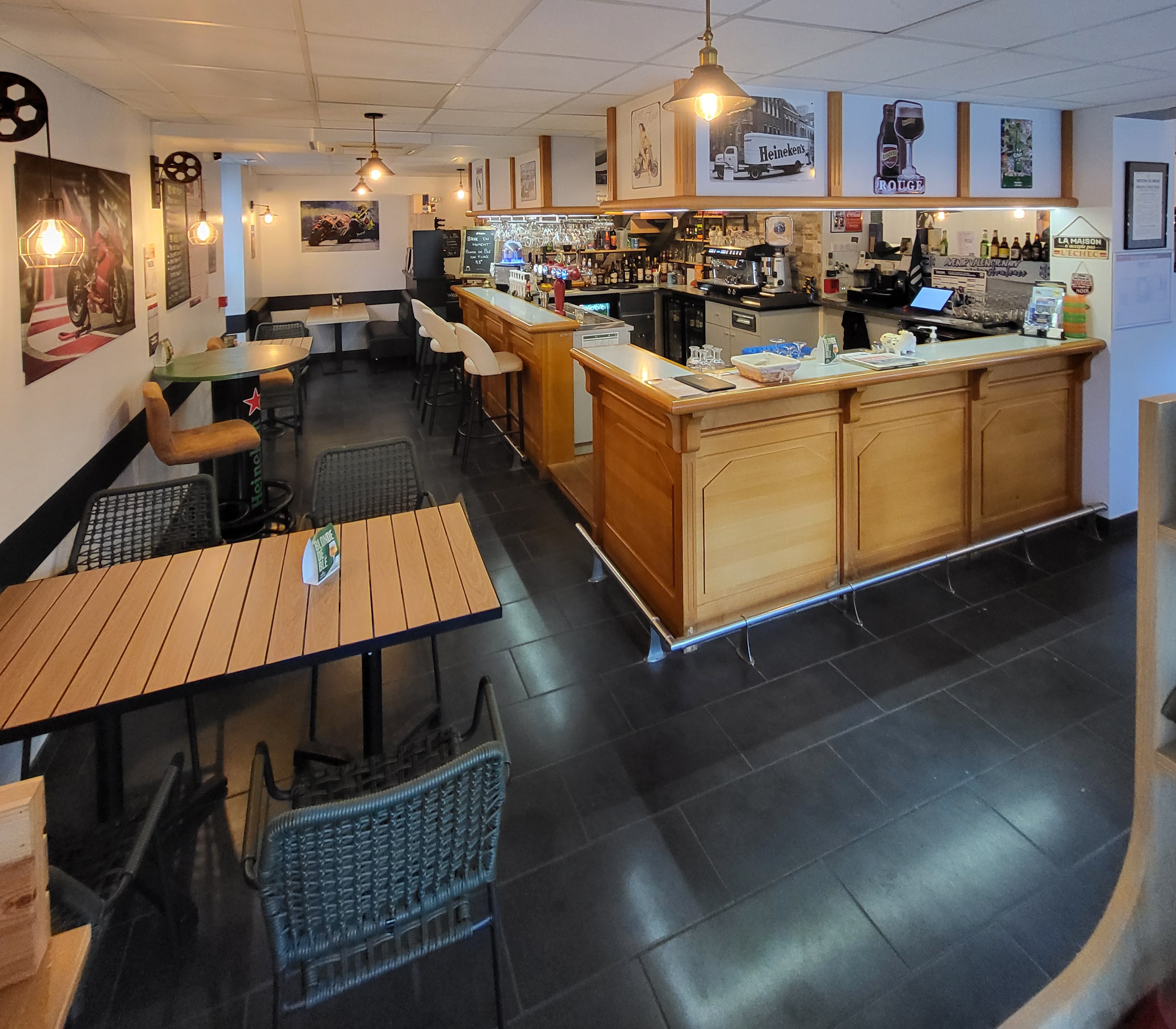 OPPORTUNITÉ RARE : RESTAURANT PREMIUM & LOGEMENT – VALENCE D’AGEN
Vente pour nouveau projet de vie – Prix attractif pour transaction rapide : 149 000 €
Situé au cœur d’un bassin industriel dynamique, cet établissement est un outil de travail clé en main, parfaitement entretenu, bénéficiant d'une clientèle locale fidèle et d'un environnement économique en plein essor.
 UN OUTIL DE TRAVAIL HAUTE PERFORMANCE
•	Capacité : 50 couverts en salle (aux normes PMR) + 35 couverts en terrasse.
•	Cuisine : Équipements professionnels "Haute Performance", ergonomie optimale.
•	Licence IV incluse (actuellement non exploitée, fort levier de croissance).
•	Bail sécurisé : Il reste 7 ans ferme sur le bail actuel.
•	Loyer attractif : 1 300 € HT / mois (Commerce + Logement de fonction inclus).
 CHIFFRES & POTENTIEL DE DÉVELOPPEMENT
•	CA : 234 000 € sur 11 mois (Exploitation limitée : midi uniquement, 6j/7).
•	Stabilité : Clientèle locale et fidèle déjà établie.
•	Marge de progression importante : Potentiel de développement immédiat en soirée et week-ends pour répondre à la forte demande locale.
•	Dynamisme territorial : Secteur boosté par le projet LGV (acté) et les perspectives de développement énergétique à la centrale de Golfech (EPR en projet).
 LOGEMENT DE FONCTION
Inclus dans le bail et accessible directement par l'établissement, ce logement est idéal pour un couple d'exploitants souhaitant conjuguer confort de vie et réactivité professionnelle.
 MODALITÉS DE VENTE
Prix de vente : 149 000 € Prix étudié pour vente rapide.
Afin de garantir le sérieux de la transaction, le dossier complet et la localisation précise seront transmis uniquement après un échange téléphonique qualifié.
•	Apport personnel exigé.
•	Justificatif de capacité de financement demandé avant toute visite.
 Curieux et agences s'abstenir.