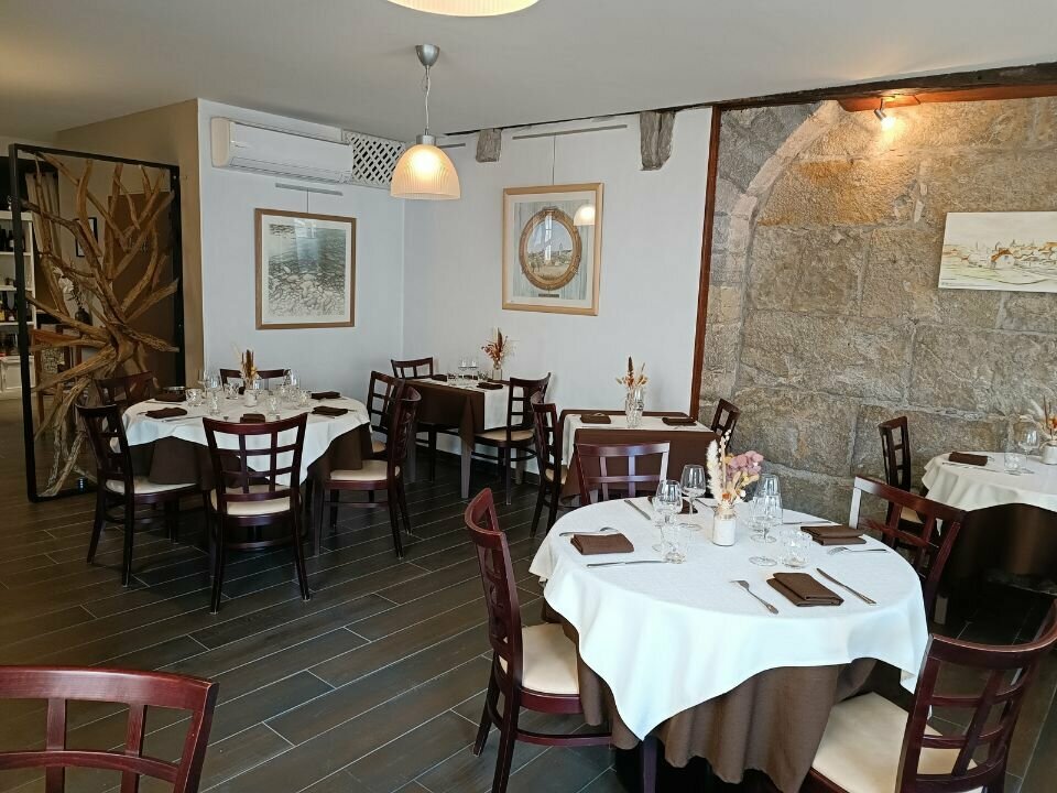 Le fonds de commerce d'un restaurant semi gastronomique est à vendre dans la région touristique de la Vallée de la Dordogne, au coeur d'un village dynamique.

-Capacité de 35 couverts en salle (80 m²) et 40 couverts en terrasse (50 m²)
-Ouvert actuellement 9 mois de l'année de février à fin octobre.
-Possibilité d'être ouvert à l'année car forte demande pour les vacances scolaires et fêtes de fin d'année notamment.
-Le restaurant est référencé au Michelin et dispose d'une clientèle fidélisée.

Le restaurant est idéal pour un couple, avec juste des employés pour la saison en CDD.