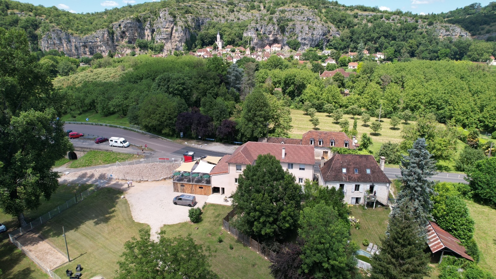 Murs et fonds de commerce bar/restaurant à reprendre

Murs et fonds de commerce à reprendre d'un bar restaurant pizzeria à l’emplacement stratégique localisé sur les berges de la rivière Dordogne entre Martel et Rocamadour. 

L’établissement bénéficie d’une grande visibilité, se situant le long d’un axe routier important du territoire qui assure des flux de passage importants tout au long de l’année.

La salle du restaurant d’une capacité de 38 couverts, peut être augmentée à 50 couverts. La salle a été entièrement rénovée en 2022, on retrouve une cuisine professionnelle équipée avec du matériel de la marque “Rational”, une zone de plonge indépendante, un coin bar et un coin pizzeria démontable avec 6 frigos, plan de travail, four à pizza.

A l'étage on retrouve un appartement de fonction moderne avec cuisine, salon, salle d'eau, WC et trois chambres.

A l’extérieur on retrouve une belle terrasse d’une capacité de 100 couverts et un grand jardin clôturé de 5 200m² en contrebas qui s’étend jusqu’aux berges de la rivière Dordogne.

L'établissement détient une licence IV, est aux normes PMR, a décroché le label qualité tourisme et dispose de nombreuses places de stationnement.

En plus du restaurant, si maintien de l’activité pizzeria, possibilité de racheter deux bornes à pizza actuellement en exploitation et propriété des cédants. 

L’emplacement stratégique permettrait un changement de concept, notamment un développement tourné sur l’extérieur avec la création d’un concept de bar, guinguette au bord de la rivière.

Prix de vente :  murs + fonds : 455 000 €
Exclusivement vente murs et fonds de commerce 
Possibilité de crédit vendeur, montant à déterminer

Les points +  : 
- Emplacement stratégique entre Martel et Rocamadour, deux hauts lieux touristiques de la vallée de la Dordogne lotoise.
- Un établissement rénové en 2022 avec goût et aux normes PMR, hygiène…
- Un logement privé et moderne de trois chambres situé au-dessus du restaurant. 
- Un jardin privé de 5 200 m² avec un accès direct à la rivière et sans vis-à-vis.
- Hébergements touristiques (village de vacances, camping) à proximité directe du restaurant.
- Possibilité de racheter en complément l’activité de deux bornes à pizza mise en place par les gérants actuels.