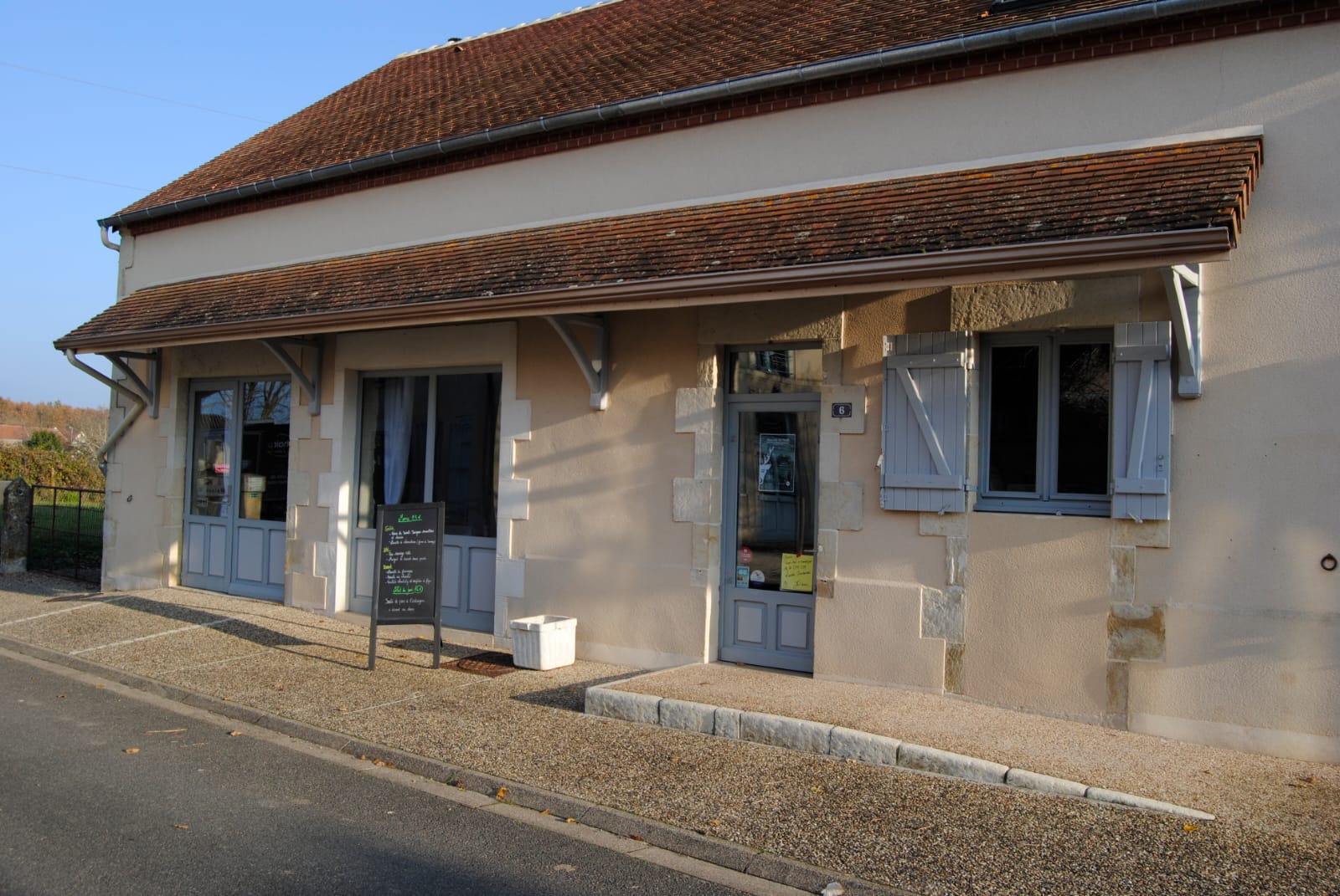 La commune de Langeron (Nièvre) recherche un gérant (H/F) pour son bar restaurant situé à 4 km de Saint Pierre le Moûtier entre Nevers et Moulins.
L'établissement dispose d'une salle de restaurant d'environ 40 m2 avec une partie bar d'environ 20 m2. Une cuisine équipée avec partie cuisson, saladerie et plonge complète le RDC. A l'étage le logement est composé de trois chambres avec une salle de bain. Un préau et plusieurs dépendances sont situés dans la cour extérieure.
Le loyer des murs du bâtiment est de 400 euros et le loyer commercial de 200 euros.
Renseignements par téléphone du lundi au jeudi au 03/86/90/80/22