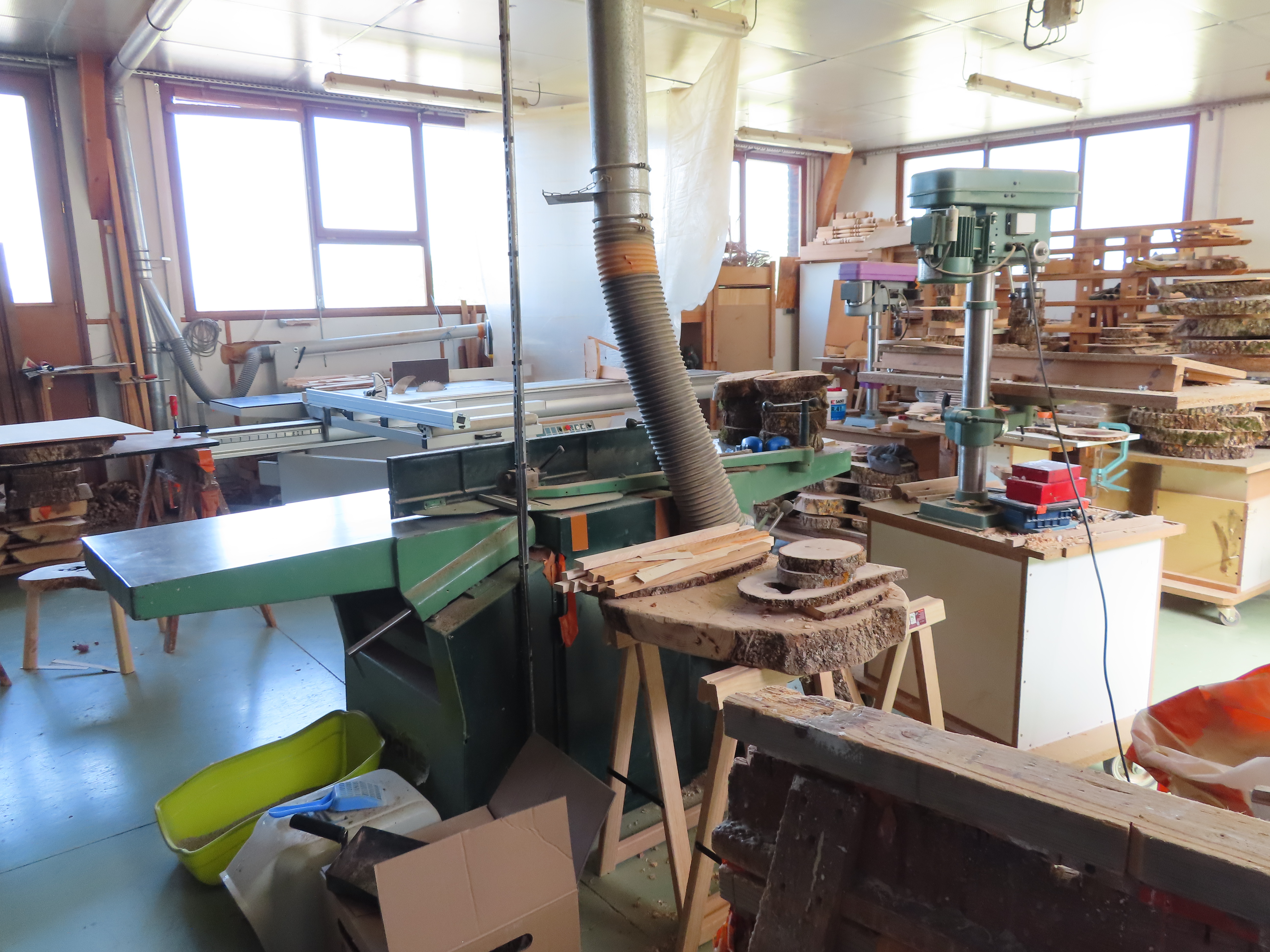 A reprendre, local artisanal spacieux et lumineux équipé pour une activité de menuiserie ébénisterie. Implanté en Margeride, dans une commune de 500 habitants, l’atelier est situé à 15 minutes de l’autoroute A75 reliant Clermont-Ferrand à Montpellier.

Construit en 1995, sur une parcelle d’environ 1600 m², le bâtiment
est composé en rez de chaussée d’un atelier de menuiserie de 150 m² équipé d’un
parc d’outils complet pour le travail du bois (scie à format, scie à ruban,
toupies, rabots dégauchisseuse, ponceuse à large bande, ponceuse à longue bande, mortaiseuse à chaîne, outillage portatif), d’un bureau, d’une salle de
vernissage-séchage de 30m² et d’un garage de 54 m².
L’étage comprend un espace de stockage/exposition des produits
finis (150 m²) et un appartement de 90 m² avec entrées indépendantes pour
chacune des deux parties.
Configuration idéale pour un menuisier ébéniste qui souhaiterait
créer son activité. 

Prix de cession du matériel de menuiserie : 20 000 €
Prix de cession du bâtiment : 270 000 €