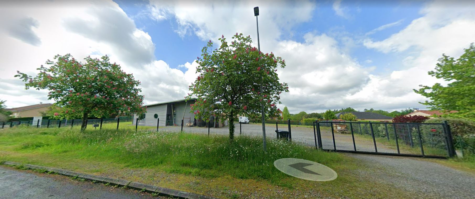 10 minutes de Limoges, cause retraite, vend fonds de commerce d’une entreprise de gravure, créations funéraires et décoratives, marbrerie, miroiterie.
Entreprise implantée depuis 29 ans, très bonne notoriété avec une clientèle majoritairement de professionnels.
Une  salariée pour l’administratif qui ne restera pas à la reprise.
Site internet créé depuis 25 ans et mise à jour régulièrement avec un bon référencement.
artstyl.fr
CA HT 2023 : 165 000€
CA HT 2024 : 146 000€, sans aucun endettement.
Entreprise très bien équipée avec tout le matériel nécessaire, véhicule et le tout entretenu, aucun autre investissement matériel à prévoir.
Local professionnel de 240 m² sur un terrain clôturé de près de  2 500 m², possibilité de vendre l’ensemble.
Accompagnement et formation possible sur une durée à définir.
Prix du fonds de commerce : 125 000€, étudierait toute proposition sérieuse. 

DIAGNOSTIC TRANSMISSION ET ÉVALUATION RÉALISÉS