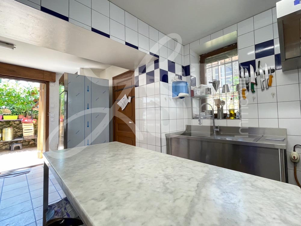 RESTAURANT/BAR à vendre, situé au pied du Vercors (Gorges du Nan), à 30 min de Grenoble et 30 min de Valence.

Fonds de commerce : restaurant composé d'une salle (30 couverts).  La cuisine est lumineuse et elle est équipée de matériels récents et performants.
Bar : équipé, avec Licence IV et sans aucun contrat.
Clientèle locales, ouvrière et touristique (vélos, motos, randonneurs, canyoning,..)
Terrasse recevant jusqu'à une trentaine de couverts.
Grand parking à proximité.
Possibilité de reprendre la société clefs en mains.

Appartement de type T5  au dessus du restaurant (possibilité de location ou d'achat).

Si vous êtes intéressé(e) ou souhaitez plus d’informations ainsi que des photos, n’hésitez pas à nous contacter par téléphone ou par email.