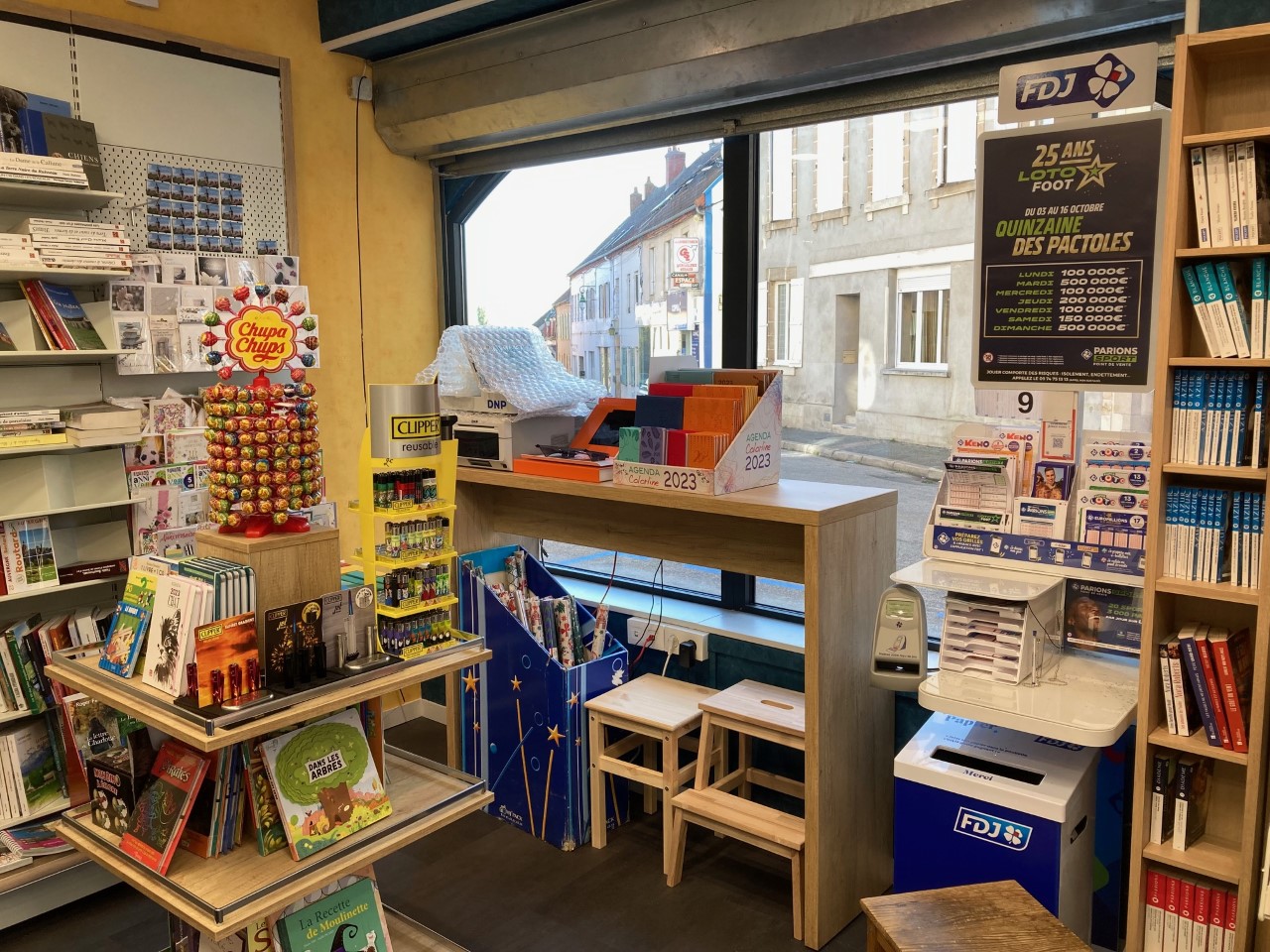 À vendre dans le centre-ville de Montmarault, un tabac-presse-loto-jeux FDJ- librairie-papeterie-carterie-confiserie-cigarettes électroniques. Très bien situé sur une place commerçante avec stationnements.

Exploité par les cédants depuis mai 2008. Murs appartenant à un propriétaire privé. Locaux sécurisés par un système d’alarme. Travaux de transformation prévus cet été. magasin de 43 m² arrière-boutique cave Matériel nécessaire à l’activité vendu avec le fonds. Ouvert lundi (7h-12h30), mardi au samedi (7h-12h30 et 15h-19h) et dimanche (8h30- 12h). Pas de congés annuels. Effectif de 2 : couple de gérants. Clientèle locale et des alentours, fidèle et de passage (environ 35%). Société en Nom Collectif relevant de l’impôt sur les sociétés.

Formation obligatoire de 4 jours et d’environ 2 500 €, pour devenir nouveau buraliste. CA HT de 207 388 € pour un résultat net comptable de 12 190 € (toutes charges et salaires déduits).

Bilans complets et liste du matériel disponibles auprès du cédant.

Appartement de 100 m² annexé au-dessus du commerce, avec entrée indépendante : grande entrée séjour cuisine 2 chambres