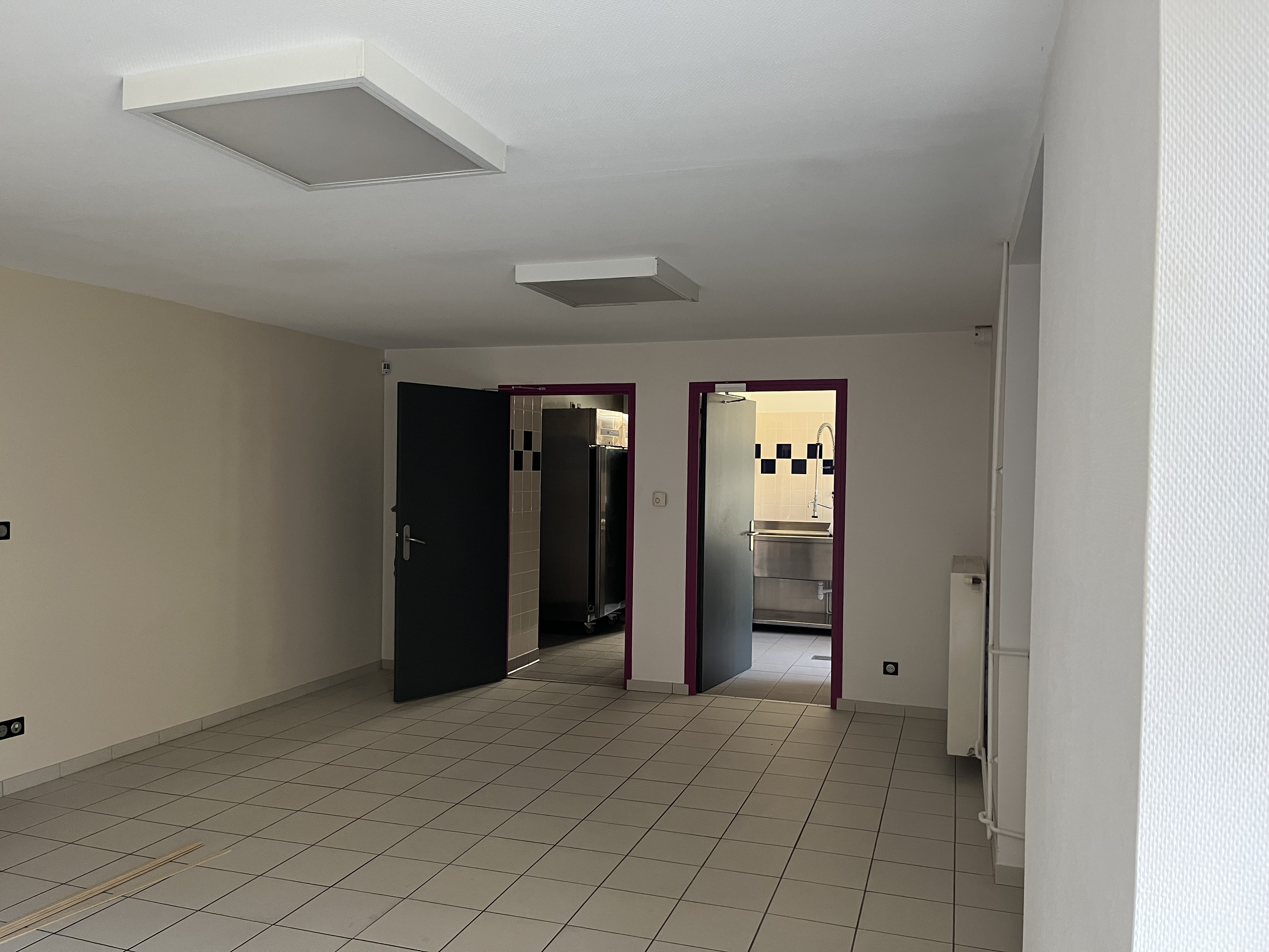 Le village de Saint-Baudel, situé dans le département du Cher et comptant 252 résidents, cherche un nouvel occupant pour son espace commercial situé au centre du bourg.
Ce commerce multiservices comprend un bar, un restaurant, une épicerie, la vente de journaux et un dépôt de pain. Son activité est mise en pause depuis le 1er juillet 2024 en raison du départ à la retraite de l'ancien gérant. 
La commune est propriétaire des murs et détient la licence IV. Elle souhaiterait, comme ces habitants, voir rouvrir ce commerce de proximité au cœur de la vie sociale et conviviale de Saint-Baudel.
L’établissement commercial se situe au rez-de-chaussée. Il comprend aussi à l’étage un appartement T3 à la location, destiné uniquement aux futurs gérants, si ces derniers en expriment le besoin. 

DESCRIPTION DU COMMERCE
- Bail commercial conclut avec la commune (murs et licence IV) 360.00 € de loyer mensuel hors charges
- Entièrement rénové et mis aux normes PMR 
- Capacité d’accueil de 30 couverts en salle de restauration et 8 couverts supplémentaires dans la salle du bar
- Licence IV communale
- Terrasse extérieure 
- Parking à proximité
- Clientèle locale fidèle et clientèle de passage 
- Possibilité d’augmenter l’offre de l’activité commerciale par une diversification
- Pas de fonds de commerce à reprendre

La partie commerciale d’une superficie de 146.10 m2 au rez-de-chaussée, inclut:
•	Espace bar de 32.70 m2
•	Salle de restaurant de 33.50 m2
•	Cuisine de 15.70 m2
•	Coin plonge de 5.00 m2
•	Vestiaire de 3.00 m2
•	Epicerie de 47.10 m2
•	Sanitaires/WC de 9.10 m2 (normes ERP)

EQUIPEMENTS MIS À DISPOSITION
- mobiliers (tables, chaises)
- cuisine équipée (plonge, placard, hotte, plan travail, frigo…)  
- caisse enregistreuse 

DESCRIPTION DES ESPACES EXTERIEURS 
-	 Cour fermée avec jardin arboré (d’une superficie d’environ 1 200 m2), réel atout en période estivale
-	 2 granges peuvent servir de lieu de stockage.

DESCRIPTION DE L’APPARTEMENT AU 1ER ÉTAGE
-	Appartement d'habitation rénové en 2025, non meublé
-	Contrat de location conclut avec la commune 300.00 € de loyer mensuel hors charges
-	3 pièces de vie (1 x 15.20 m2 – 1 x 20.52 m2 – 1 x 20.40 m2) pouvant servir de chambres, salon/salle à manger, bureau 
-	1 salle de bain, WC

AUTRES 
-	Chauffage : chaudière au fuel 
-	Assainissement collectif
-	Réseau fibre optique

ATOUTS
-	Le village de Saint-Baudel se trouve à une distance de 12 kms du Pôle du Cheval et de l’Âne, un lieu emblématique de la région du Berry.

-	Saint-Baudel possède également un charme touristique avec ses sentiers de randonnée et son église paroissiale édifiée à l'époque romaine, située au centre du village. La forêt municipale de 54 hectares, prisée pour ses sentiers de randonnée, cyclisme, etc...

SERVICES À PROXIMITÉ DANS UN RAYON DE 10 KM
-	Écoles, collège avec transports scolaires,
-	France Services,
-	Artisans (plombier, électricien, couvreur, maçon, espaces verts…),
-	Agence Postale,
-	Médecin, pharmacie,
-	Coiffeur…….
Si vous désirez obtenir des renseignements supplémentaires concernant le local, le bail commercial et les modalités d'exploitation, veuillez-vous adresser à la mairie de Saint-Baudel.