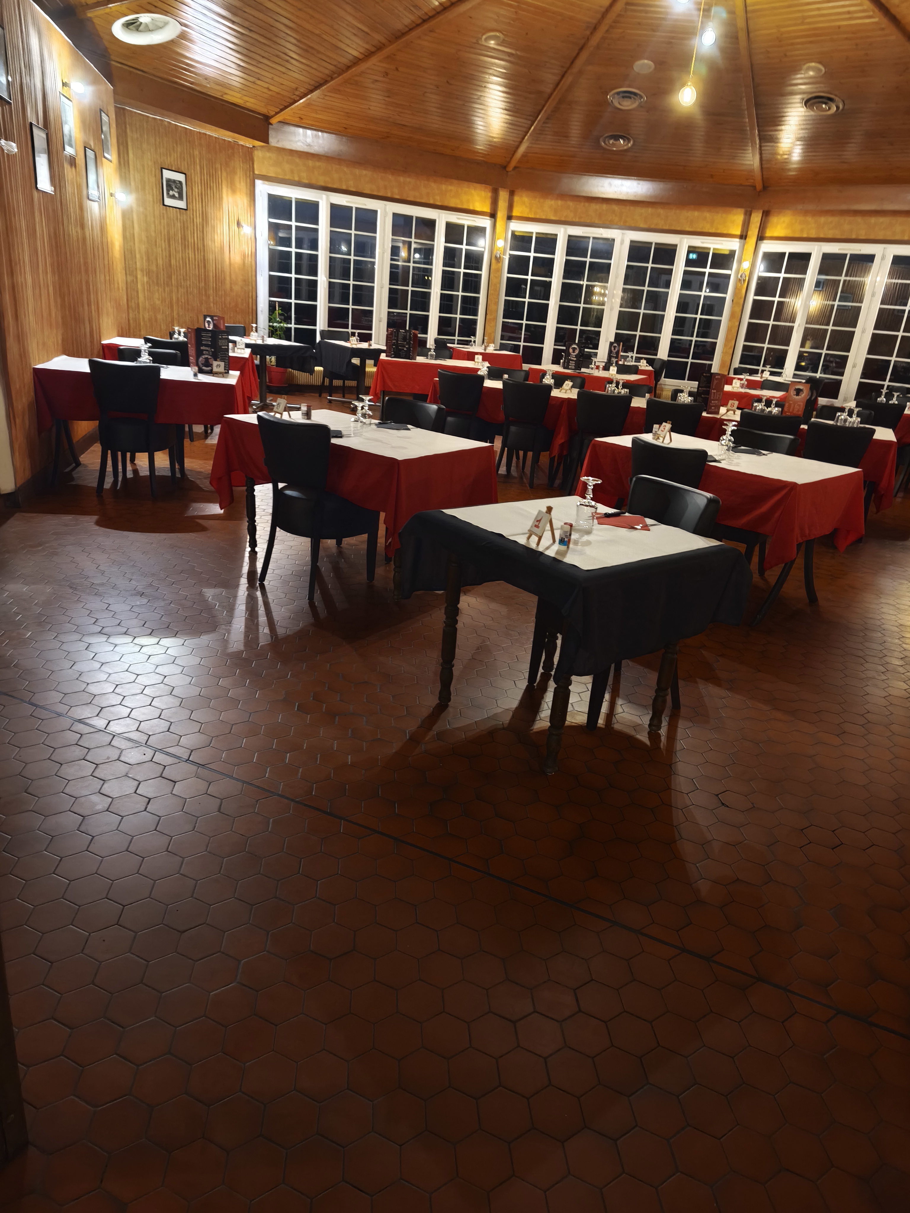 Restaurant prêt a travailler.3 salles, terrasse, cuisine équipée,wc handicapé rampe d accès.. grand parking.contrat avec hotel .énorme potentiel.axe important.urgent