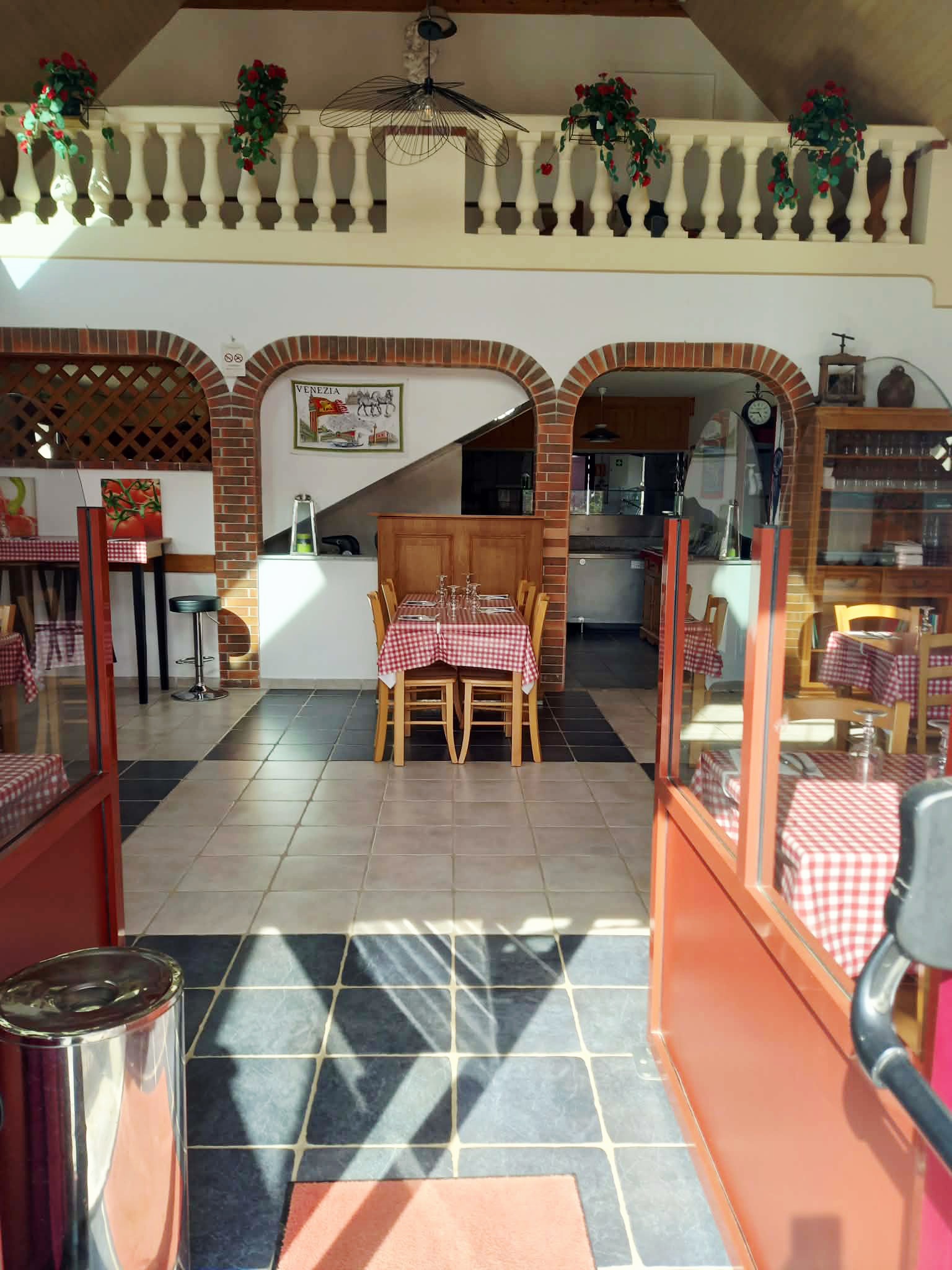 Découvrez une opportunité rare avec ce restaurant/pizzeria situé dans le centre-bourg de Trégastel, un joyau de la Côte de Granit Rose. 

Bénéficiant d’un emplacement central et facilement accessible, il attire à la fois une clientèle locale fidèle et les nombreux visiteurs séduits par la beauté de la région.

Une localisation idéale et connectée :

- Proximité touristique : À deux pas des plages et des sites emblématiques de Trégastel, attirant des touristes tout au long de l’année.
- Facilité d’accès pour les villes voisines :
> Lannion : à seulement 15 minutes en voiture, offrant une clientèle d’entreprises et d’habitants actifs.
> Perros-Guirec et Trébeurden : accessibles en moins de 10 minutes, pour un flux constant de visiteurs le midi et le soir.
> Une position centrale : Parfaite pour capturer une clientèle variée, des locaux aux vacanciers en passant par les professionnels en déplacement.

Un lieu conçu pour s’adapter à vos projets :

- Capacité actuelle : 42 couverts en salle et une terrasse accueillant 24 clients, idéale pour les beaux jours.
- Un studio à l’étage :
> Exploitable en location (saisonnière ou annuelle) pour un revenu supplémentaire.
> Ou transformable en salle supplémentaire, ajoutant environ 20 couverts pour répondre à une demande accrue.

Prêt à l’exploitation immédiate :

- Matériel et mobilier : En excellent état, sans besoin d’investissement supplémentaire (four Moretti Neapolis).
- Locaux aux normes : Accessibilité PMR et conformité DSV + parking.
- Bâtiment récent : Construction des années 2000, aucun travaux à prévoir.

Un cadre de vie et de travail unique :

Trégastel, c’est le charme de la Côte de Granit Rose, avec ses paysages uniques, son attractivité touristique et une qualité de vie exceptionnelle.

Une opportunité d’allier un projet professionnel florissant et un environnement de rêve.

Informations financières :
Prix des murs : 300 000 € (FAI).
Prix du fonds de commerce : 50 000 € (FAI).

Ce restaurant offre une combinaison idéale entre emplacement stratégique, flexibilité d’aménagement et facilité d’accès. Ne laissez pas passer cette opportunité : contactez-nous pour plus d’informations ou pour organiser une visite.

Faites de Trégastel le point de départ de votre réussite !