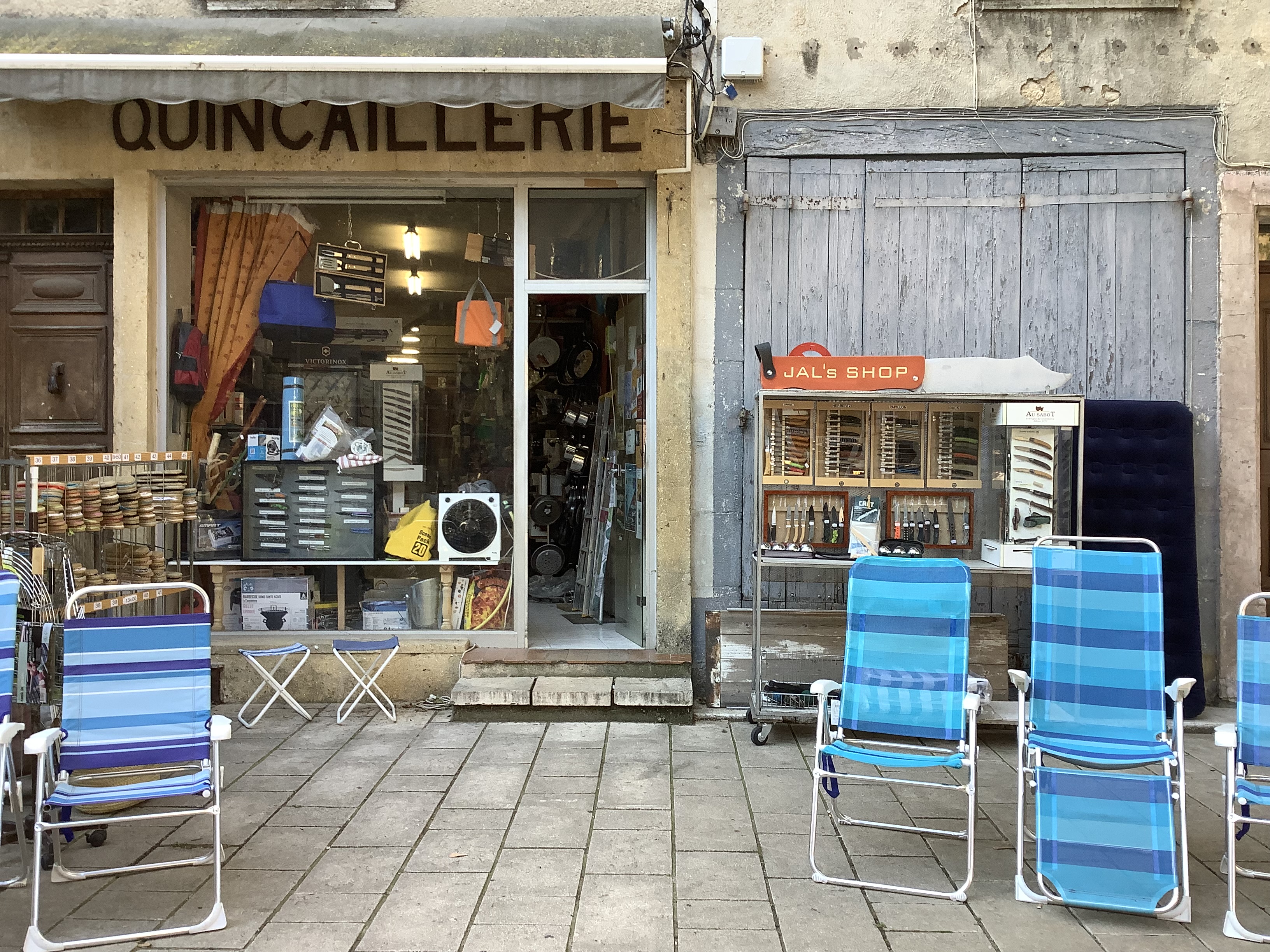 Fonds de commerce, actuellement quincaillerie, bricolage,droguerie, ménage crée il y a plus d’une centaine d’années.
Possibilité de changement d’activité, contactez.
Personnellement exploité depuis 23 ans, clientèle locale, professionnelle et touristique.
Une superficie de 70 m2, d’une cave de 70 m2, d’un jardin de 100 m2.
Rue principale, parking en face.
Village zone touristique, proche du lac de Sainte Croix du Verdon, des gorges du Verdon, marché deux fois par semaine.
Contact par mail.
jean-alain.niol@sfr.fr.