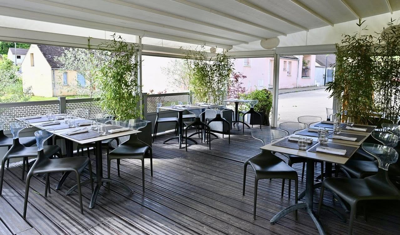 📍 Place Émile Loubet, 89100 Saint-Martin-du-Tertre (à 3 min de Sens)
Je vends mon établissement acquis en 2017, parfaitement entretenu et prêt à travailler immédiatement.
La salle a été entièrement rénovée en 2023. Tout le matériel est de grande qualité et en excellent état.
Atouts du lieu :
• Cave voûtée attenante au restaurant
• Belle arrière-cuisine avec potager et accès portail (possibilité de rentrer un véhicule)
• Bureau / vestiaire / toilettes pour l’équipe
• Terrasse extérieure (20 à 25 couverts)
Équipements haut de gamme :
• Cuisine professionnelle complète : VCC, 2 fours Rational récents, Paco jet, machine sous-vide, induction, fourneau gaz, cellule de surgélation, camion frigorifique
• Café & boissons : machine La Marzocco, service vin au verre (8 vins) Eurocave
• Plonge : lave verres Hobart, lave-vaisselle Hobart
• Froid : 3 armoires positives + armoire congélation + 3 plans de travail réfrigérés
• Vaisselle récente : verres Zalto et Chef & Sommelier
Distinctions :
• Bib Gourmand Michelin
• 2 toques au Gault & Millau
• Prix “Best of the Best” TripAdvisor – 1er restaurant de l’Yonne
Autres avantages :
• Gros chiffre d’affaires
• Possibilité d’acheter également les murs avec un appartement au-dessus
• Local appartenant à la mairie, avec un loyer bas actuellement
• Proximité immédiate de 2 sorties d’autoroute nord sens A5 sud ouest sens A6 55 mn de paris .
Je peux accompagner l’acquéreur au lancement si besoin.
C’était mon premier établissement, j’y ai mis tout mon cœur, et il est prêt à accueillir une nouvelle histoire.
👉 Pour plus d’informations, me contacter directement