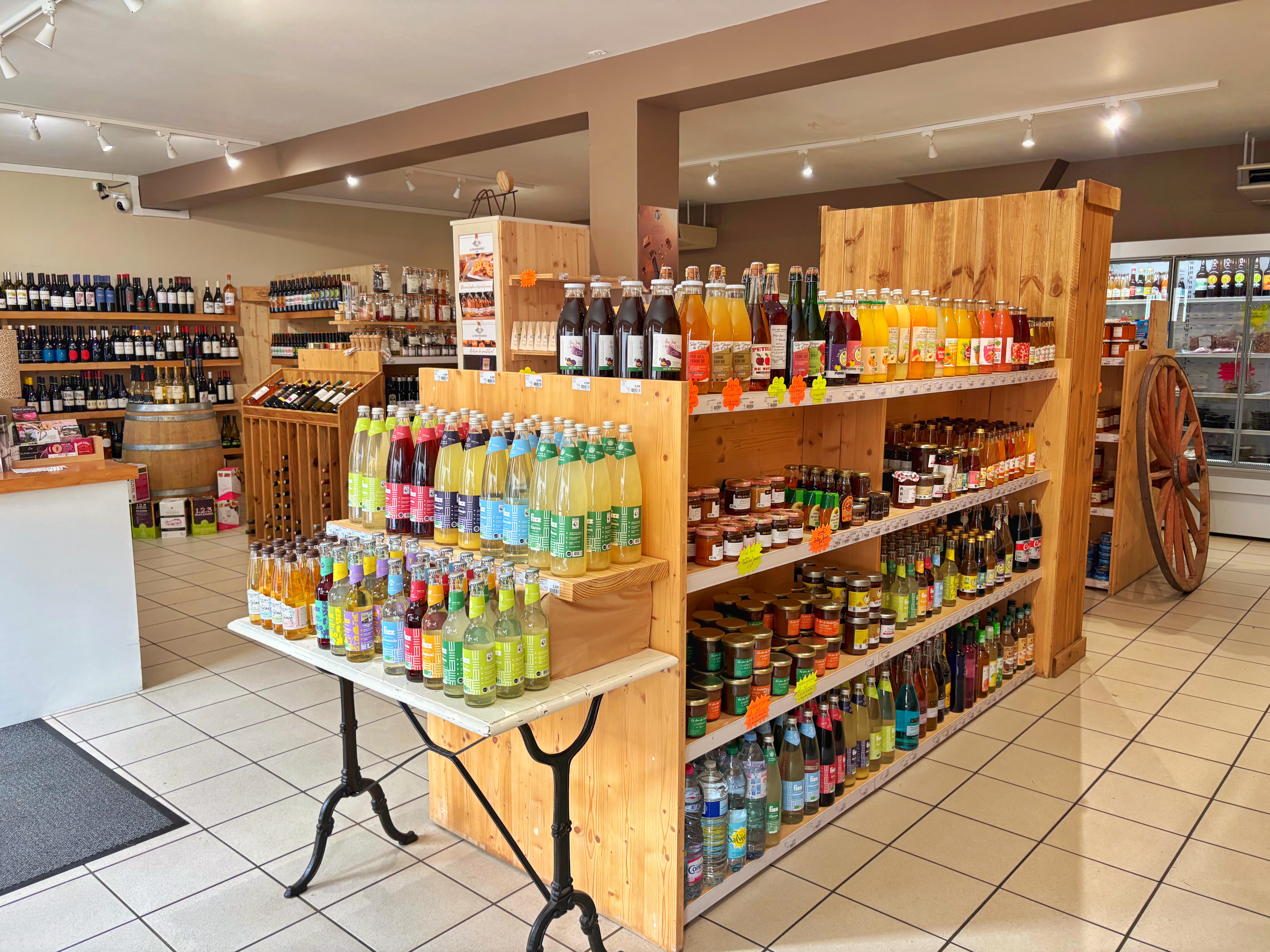 A vendre fond de commerce d'une épicerie.
Epicerie indépendante située dans un village touristique en ZRR sur l'axe Cahors-Villeneuve.
Nous avons mis l'accent sur la vente de produits locaux de qualité très appréciés par notre clientèle (fruits, légumes, crèmerie, charcuterie, viande, vins, bières, café, thé, divers produits d'épicerie fine, vrac alimentaire, vrac ménager). Nous travaillons en circuit court avec de nombreux producteurs locaux.
Le lieu est convivial, agréable à vivre. La clientèle est essentiellement locale, fidèle, elle est aussi touristique.
Surface de magasin : 100m², surface de la réserve : 50m², surface de la cave : 100m² , chambre froide : 15m², un labo de 7m².  Trois vitrines réfrigérées, un congélateur. L'épicerie est bien entretenue et le matériel est en très bon état.

Ce fond est vendu clés en main. Un accompagnement à la reprise est possible selon vos besoins.
