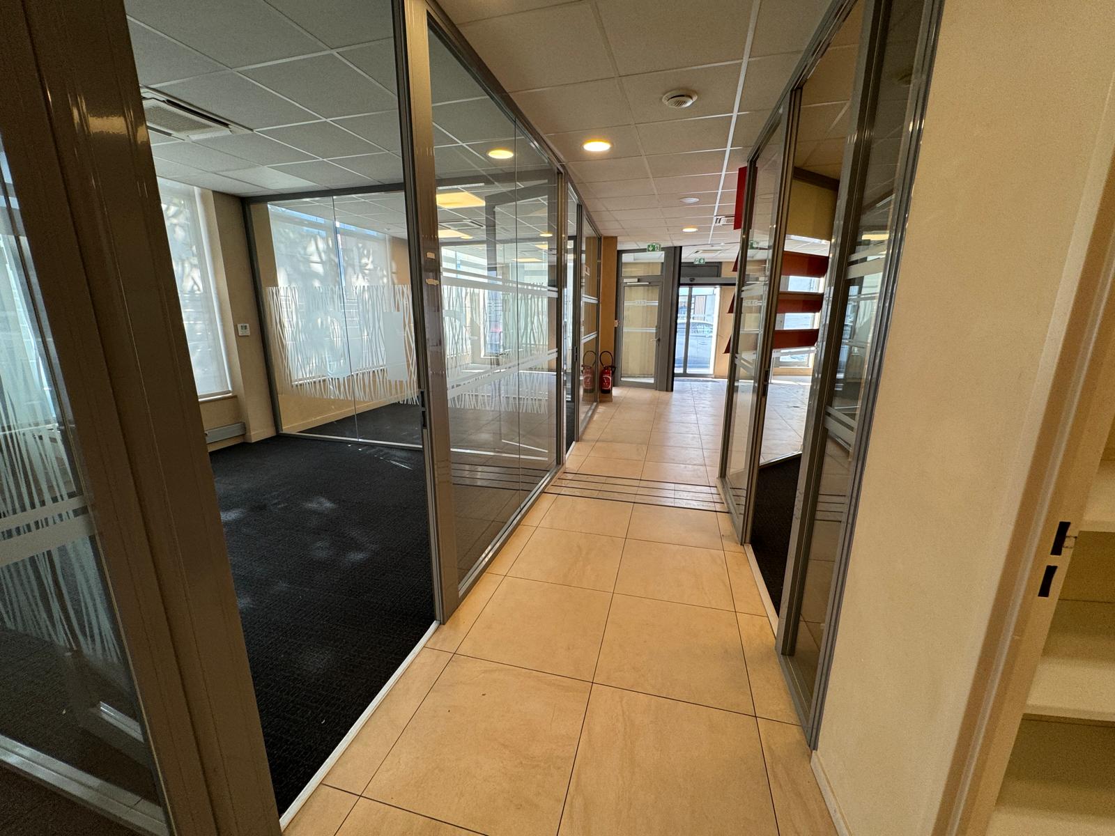 Location pure pour un grand local d'angle de 160m2 au centre ville de Cagnes sur Mer Bail commercial 3/6/9 ans Loyer actuel : 6 000 € / mois Provision sur charges : 280 € / mois Provision sur taxe foncière : 445 € / mois Loyer et accessoires non soumis à TVA Dépôt de garantie : 3 mois de loyer hors charges Honoraires : 3 mois de loyer hors charges Surface totale : 166 m² Emplacement d’angle – Vitrine de 25 mètres linéaires Au cœur du centre-ville de Cagnes-sur-Mer, saisissez cette opportunité rare : la cession du droit au bail d’un vaste local d’angle de plain-pied, offrant une visibilité exceptionnelle grâce à plus de 25 mètres de vitrine sur l’une des artères les plus passantes de la ville. Ce local, actuellement aménagé en espace de services et bureaux, propose une grande flexibilité d’agencement pour tout projet commercial, médical ou paramédical. Atouts majeurs : Emplacement d’angle avec vitrine de 25 m linéaires : visibilité optimale 3 places de parking privatives en hypercentre Accès PMR (personnes à mobilité réduite) Climatisation réversible dans tout le local Stationnement client à 50 m (plus de 200 places) Tableau électrique triphasé Idéal pour de nombreuses activités : Enseignes nationales, concept stores, opticiens, boulangeries, épiceries fines, cosmétique, caviste, literie, décoration… Agences d’assurances, banques, cabinets de gestion, agences immobilières, cabinets comptables, études notariales… Cabinets médicaux, centres dentaires, ophtalmologie, kinésithérapie, infirmiers, laboratoires, radiologie, orthophonie, podologie… Instituts de beauté, salons de coiffure, centres esthétiques, salles de sport, studios de coaching… Auto-écoles, agences de recrutement, cabinets d’avocats, centres de formation professionnelle… Une adresse stratégique pour développer votre activité dans un environnement dynamique et recherché. Pour toute information complémentaire ou organiser une visite, contactez-nous dès maintenant !
