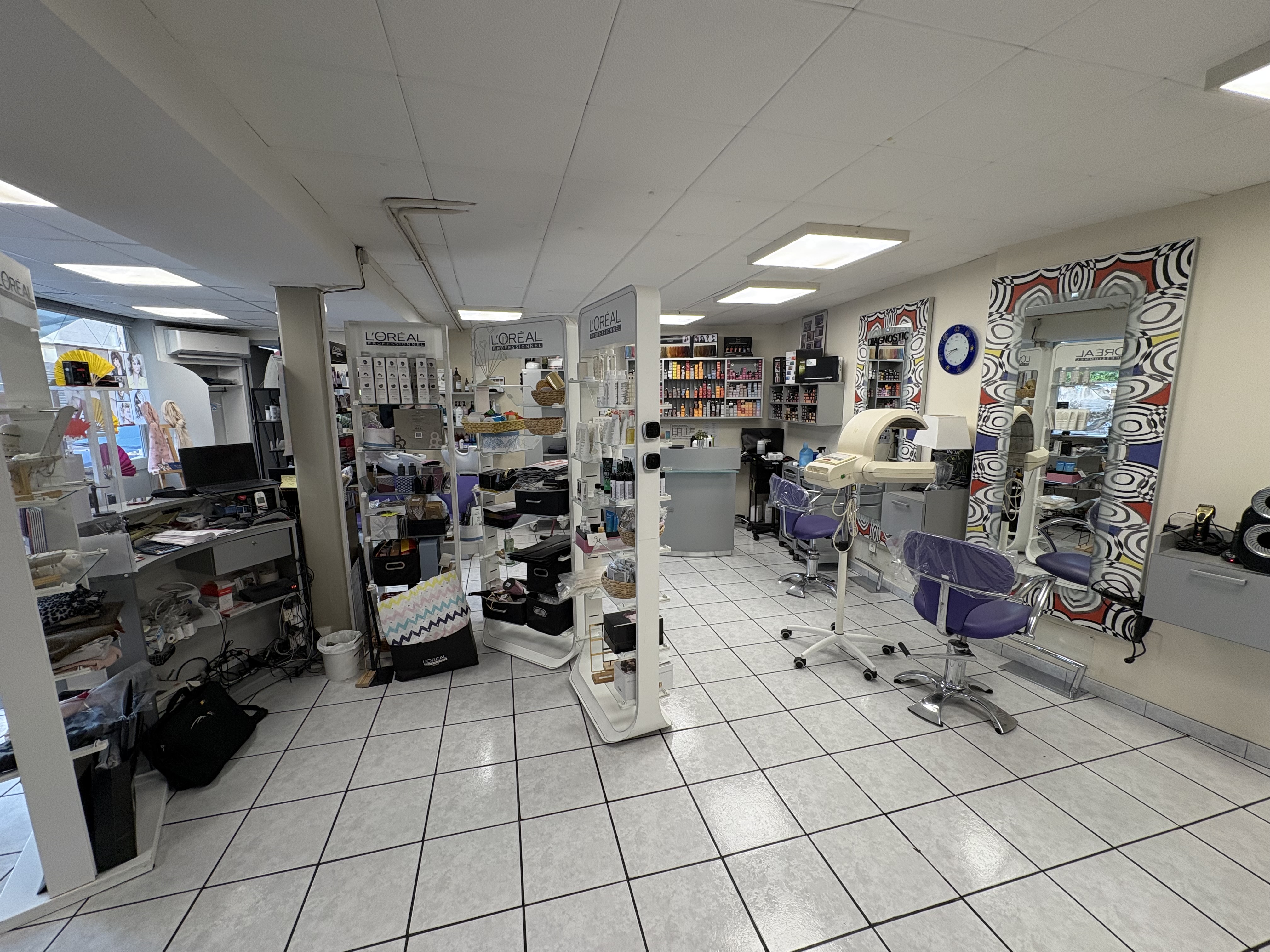 À vendre fond de commerce salon de coiffure 
Installé depuis 27 ans
Dans une zone dynamique centre ville
Ce salon bénéficie d’une clientèle fidèle 
Coiffure mixte hommes femmes enfants 
Chiffre d’affaires annuel 84000€
Local de 70M2
Bail 3,6,9
Loyer 600€ttc
Produits Loreal 
Prix de vente 45000€