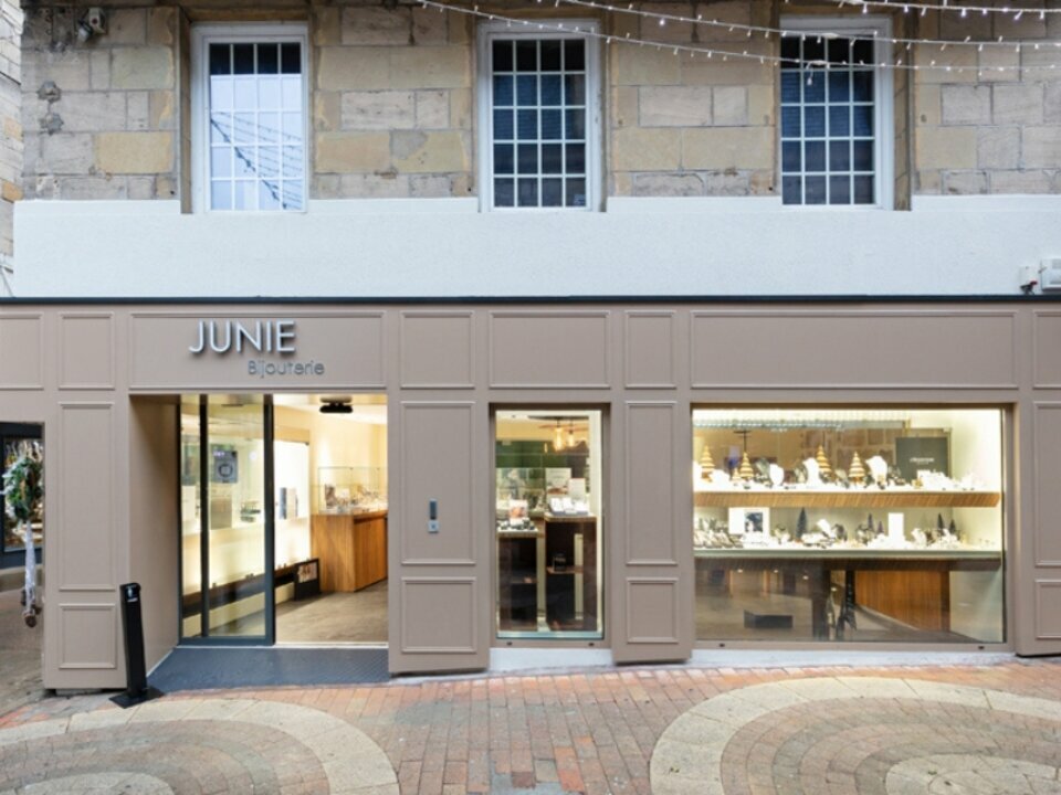 Découvrez une opportunité exceptionnelle au cœur de Brive-la-Gaillarde ! Ce magasin d’angle, situé dans une rue piétonne animée, bénéficie d’un emplacement numéro 1 idéal pour votre commerce. Avec ses 57m² en rez-de-chaussée et son sous-sol comprenant un atelier et une réserve, cet espace offre de multiples possibilités d’aménagement.