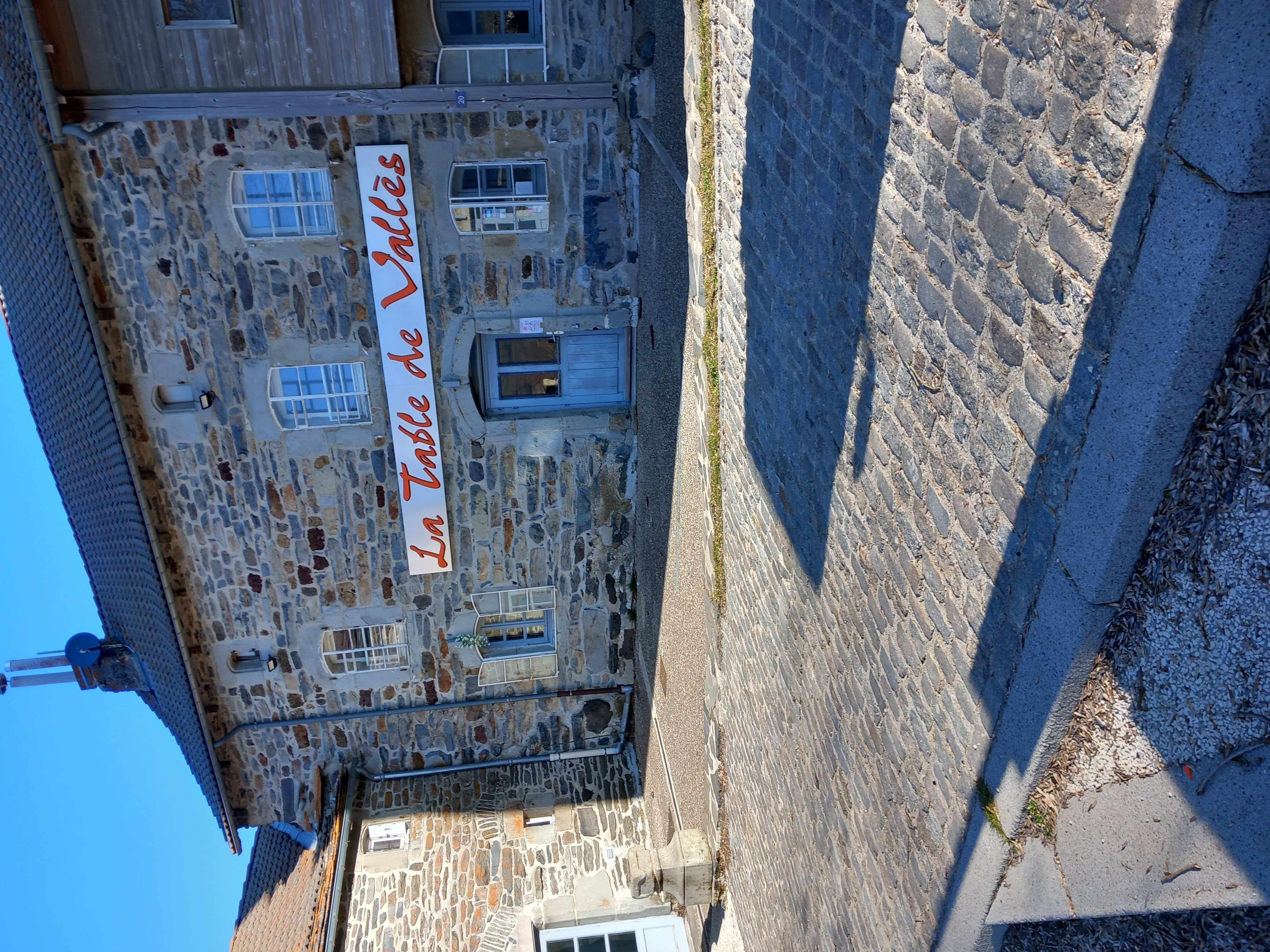 Au cœur de notre village de Chaudeyrolles, avec une clientèle locale et touristique, nous cherchons des gérants pour notre auberge communale.
Une salle de 50 couverts
Une grande terrasse avec vue sur le Mézenc
Cuisine équipée 
Licence 4
Un appartement de fonction
600€ pour l'auberge
350 pour l'appartement