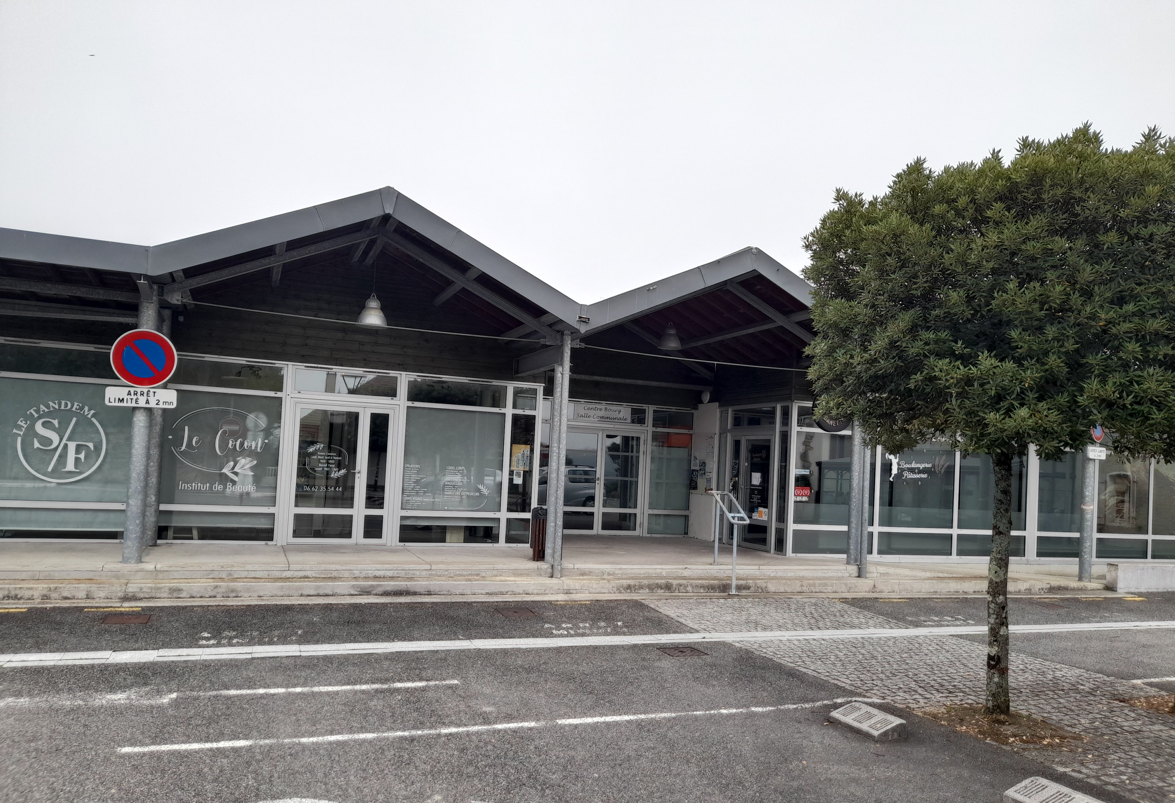 A louer local commercial situé au centre bourg (à proximité d'autres commerces et d'un centre médical) d'une superficie de 180 m² pour boulangerie-pâtisserie ou commerce multi-services avec dépôt de pain. Prix du loyer mensuel : 371 € HT

Pour plus de renseignements prendre contact avec la Mairie de LAGOR au 05.59.60.22.79