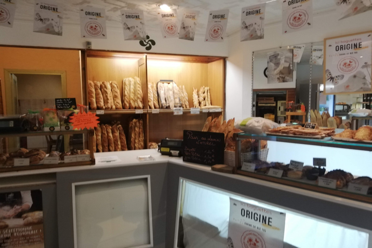 Cause nouveau projet
Vends fonds de commerce boulangerie pâtisserie 
Sud Ardèche proche N7 et A7
A 5 minutes de Montélimar
Loyer 620?/mois bail 3,6,9 signé en 2019(labo+magasin+logement)
CA +/- 160 000?