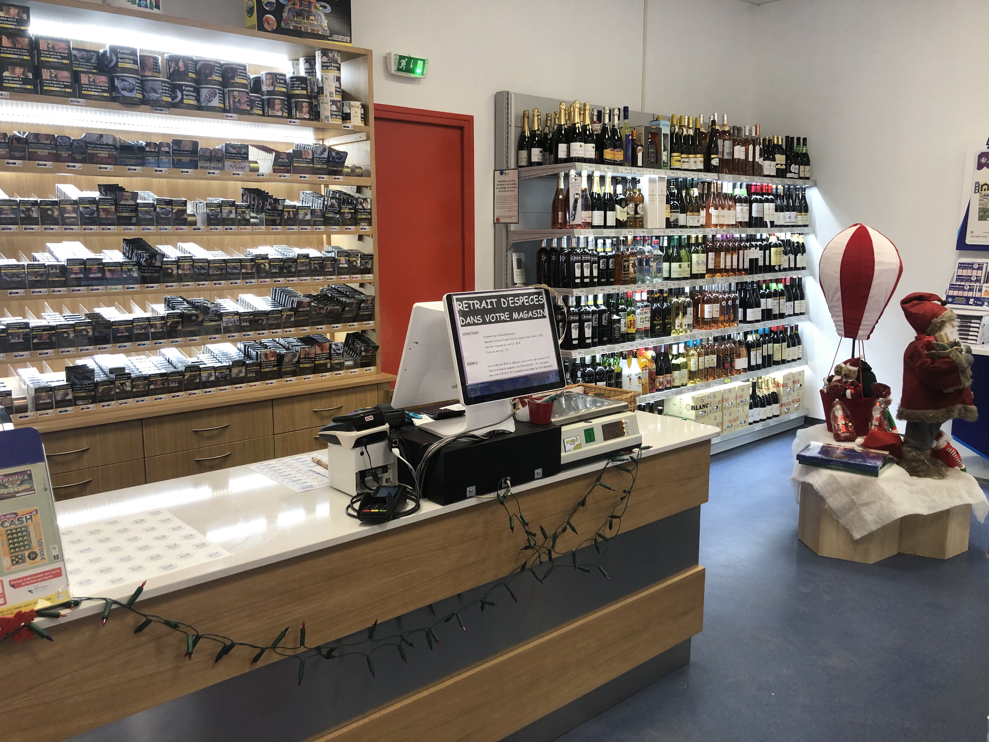 Changez de vie en Provence !
Une affaire idéale pour gérer un commerce rentable tout en profitant de la vie dans un village provençal.

À vendre épicerie – tabac située au cœur d’un charmant village des Alpes-de-Haute-Provence, sur un axe très fréquenté avec une excellente visibilité, garantissant un passage régulier toute l’année.

Le commerce bénéficie d’une clientèle locale fidèle, et surtout d’une situation géographique stratégique :
                                                  •	sur la route empruntée par les visiteurs se rendant 
                                                        aux Gorges du Verdon, au Lac de Sainte-Croix et aux 
                                                        Gorges du Trévans, générant un passage important
                                                        en saison touristique
                                                  •	sur l’itinéraire utilisé par de nombreux  
                                                        automobilistes du sud de la France se rendant aux 
                                                        stations de ski du Val d'Allos / Pra Loup.

L’activité comprend :
                                      • vente de tabac
                                      • épicerie de proximité
                                      • boissons et produits du quotidien
                                      • produits du terroir et souvenirs

Le magasin est fonctionnel, bien agencé et prêt à travailler immédiatement.

📊 Chiffres clés :
                               • Chiffre d’affaires annuel : 284 000 €
                               • Commission tabac : 36 975 €
                               • Excédent brut d’exploitation : 52 487 €

💰 Prix du fonds de commerce : 165 000 €

📦 Stock à prévoir lors de la reprise : environ 35 000 €

Une belle opportunité pour un couple ou une personne seule souhaitant se reconvertir, avec accompagnement possible au démarrage pour faciliter la prise en main du commerce.

Renseignements complémentaires sur demande.