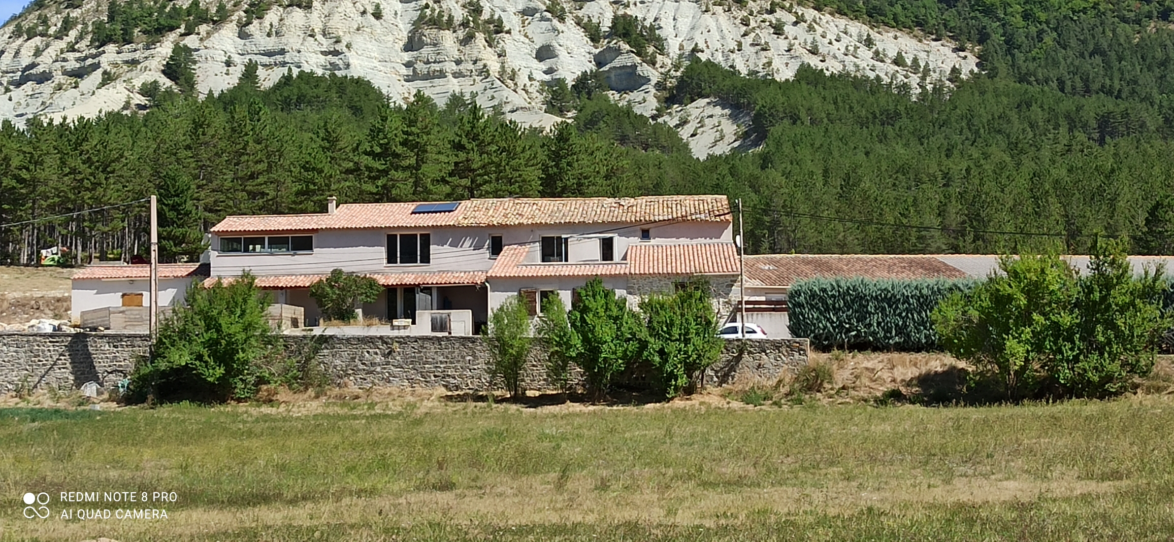 Vous rêvez de changer de vie ? Ce bien est fait pour vous !
Situé au cœur du berceau des Baronnies Provençales, dans un environnement naturel idyllique, ce commerce Alimentation - Bar - Snack vous offre une opportunité rare d’allier activité professionnelle et qualité de vie.
✨ Le lieu :
Jouxtant une aire naturelle à la ferme (non incluse dans la vente), le site est un point de passage incontournable des parapentistes et amateurs de nature. La saison estivale y est dynamique et l’hiver, plus doux, permet un rythme de vie équilibré.
🍽️ Le commerce :
D’une surface d’environ 100 m², incluant une arrière-boutique et une terrasse de 40 m² (non couverte), il est partiellement aménagé et comprend tout le matériel nécessaire à l’activité de restauration. Une belle base pour relancer une activité conviviale et attractive.
🏡 Le logement :
Sur place, vous disposez d’un espace d’habitation indépendant, idéal pour un couple ou une famille :
2 chambres de 12 m²
Salle d’eau + WC indépendant
Deux grandes pièces détente d’environ 35 m², dont une avec une vue imprenable à 280° sur le Fort des Baronnies
Équipements de confort modernes : géothermie, chauffe-eau solaire, centrale d’aspiration
📦 Un plus :
Un studio indépendant d’environ 45 m², à aménager, vous permettra de développer une activité de location saisonnière.
💶 Ce bien vous est proposé au prix de 430 000 €.
💡 Un cadre de vie et de travail unique, entre nature et convivialité, idéal pour un projet de reconversion ou une installation en couple dans une région ensoleillée et touristique.
📞 N’hésitez pas à me contacter pour de plus amples renseignements ou pour visiter le bien.