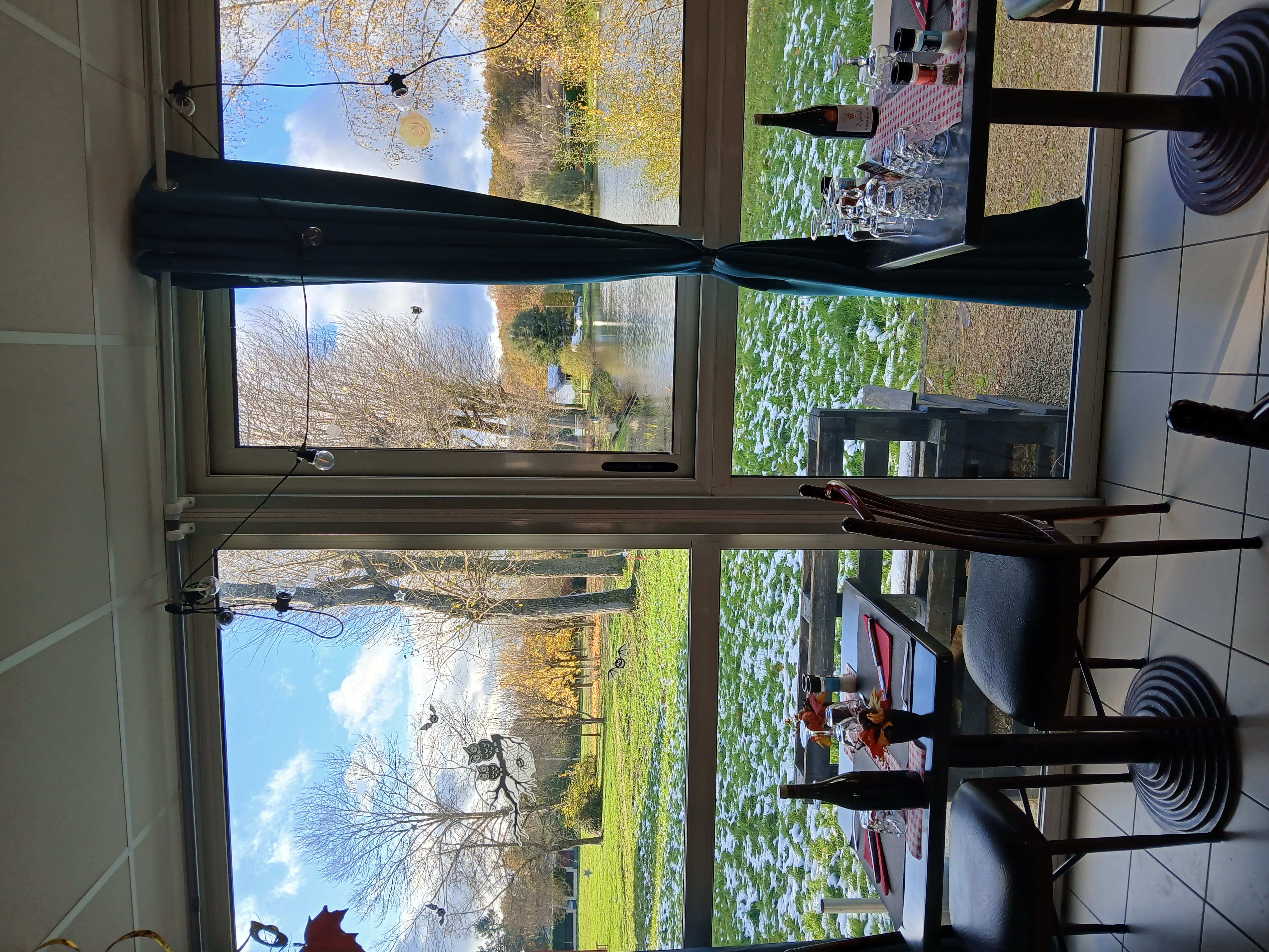 Restaurant ,bar épicerie dans village du Loiret à 15km de Sully Sur Loire et de Gien.
Emplacement privilégié face à l'étang, terrasse sur le devant et face à l'étang, passage de la Loire à vélo.
Capacité restaurant 32 places,1 véranda pour réunion ou repas de famille pouvant accueillir 25 personnes.
Licence IV, dépôt de pain et journaux, plats à emporter, livraison de course.
A développer restauration le weekend, animation, relais colis, possibilité française des jeux.
Clientèle locale et de passage
Cuisine et salle tout équipée, prête à fonctionner.